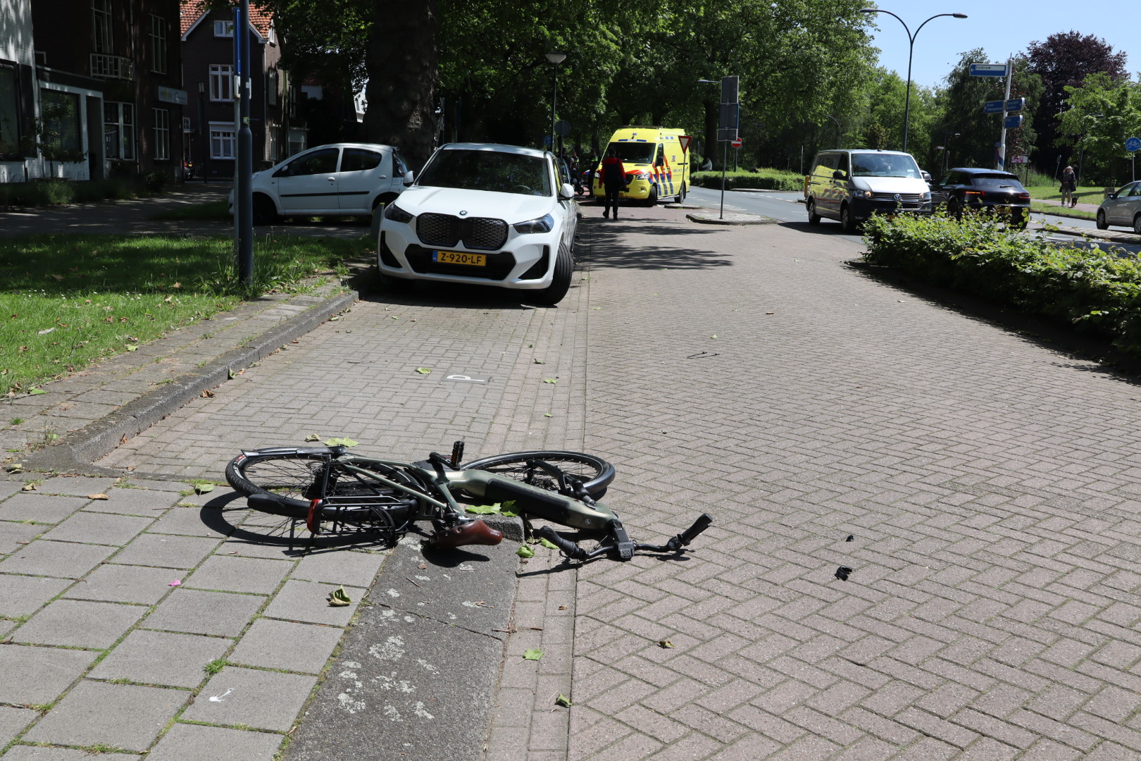 Automobilist rijdt door na aanrijding met fietser en scootmobiel