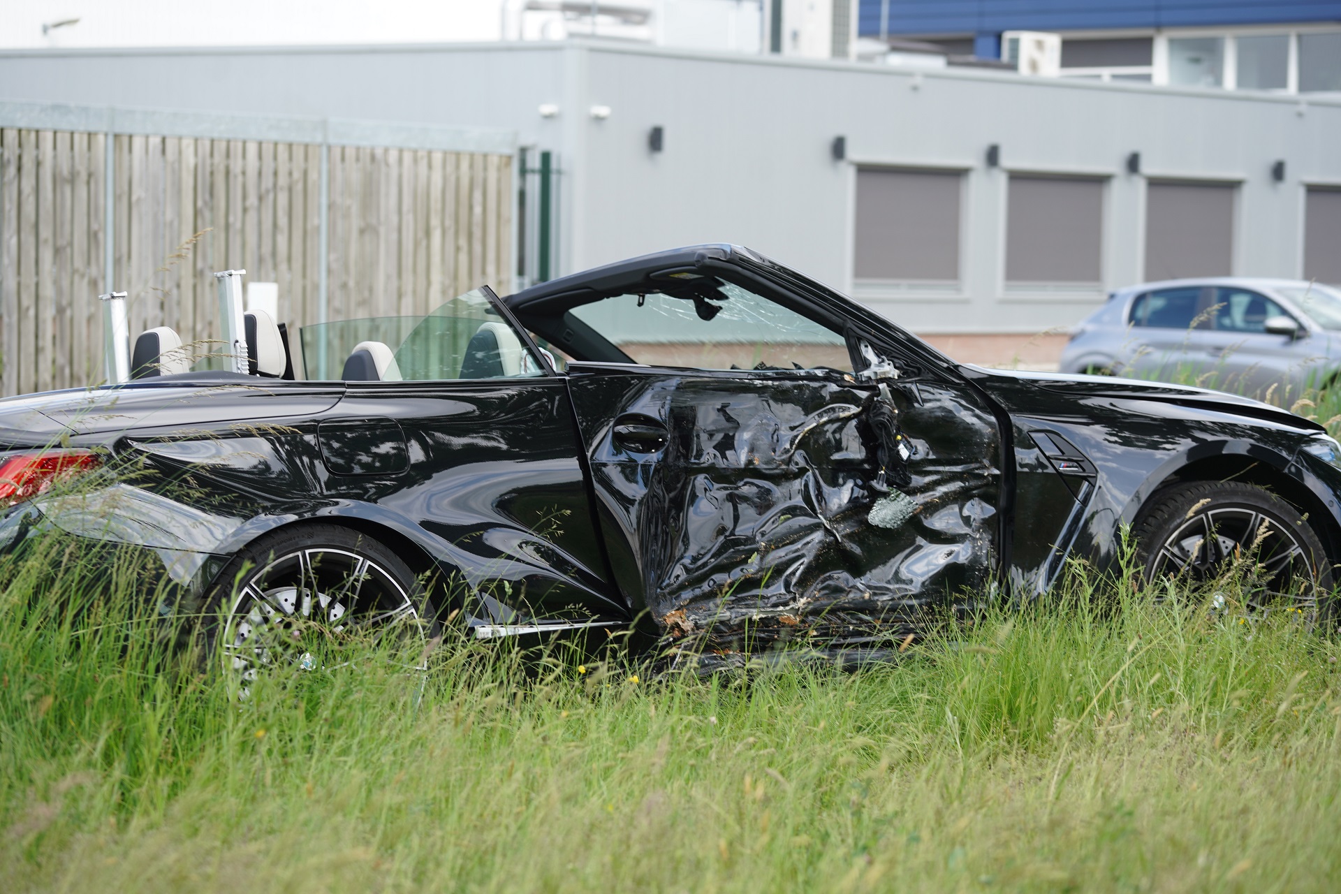 Veel schade nadat auto tegen boom botst
