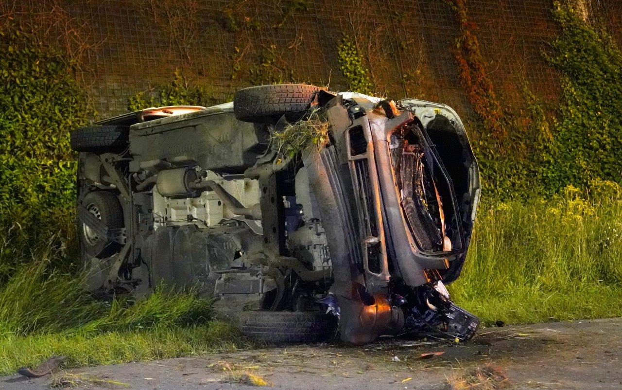 Drie gewonden nadat bestelbus van de weg raakt, bestuurder vlucht te voet