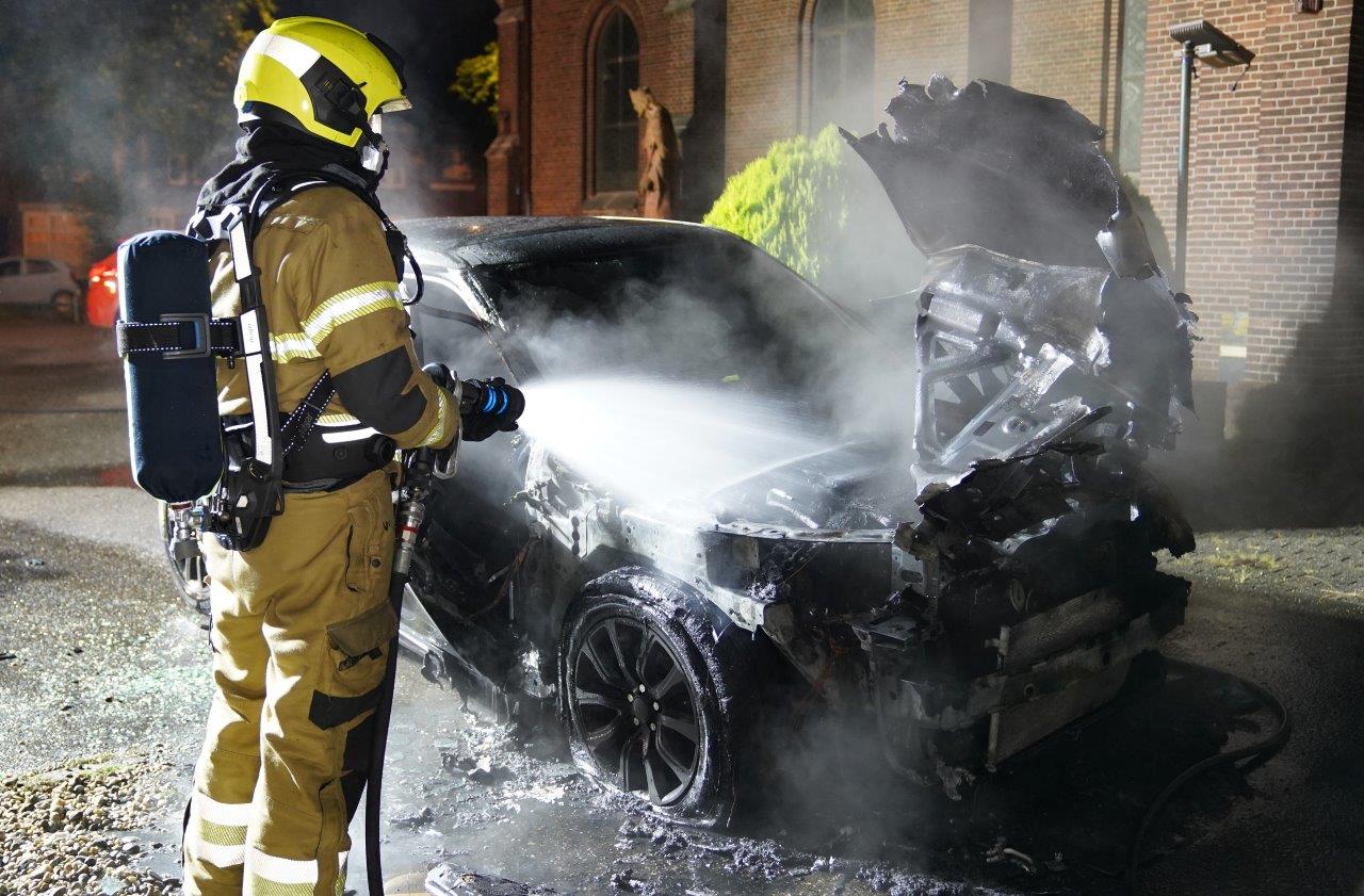 Geparkeerde auto in brand gestoken, politie doet onderzoek