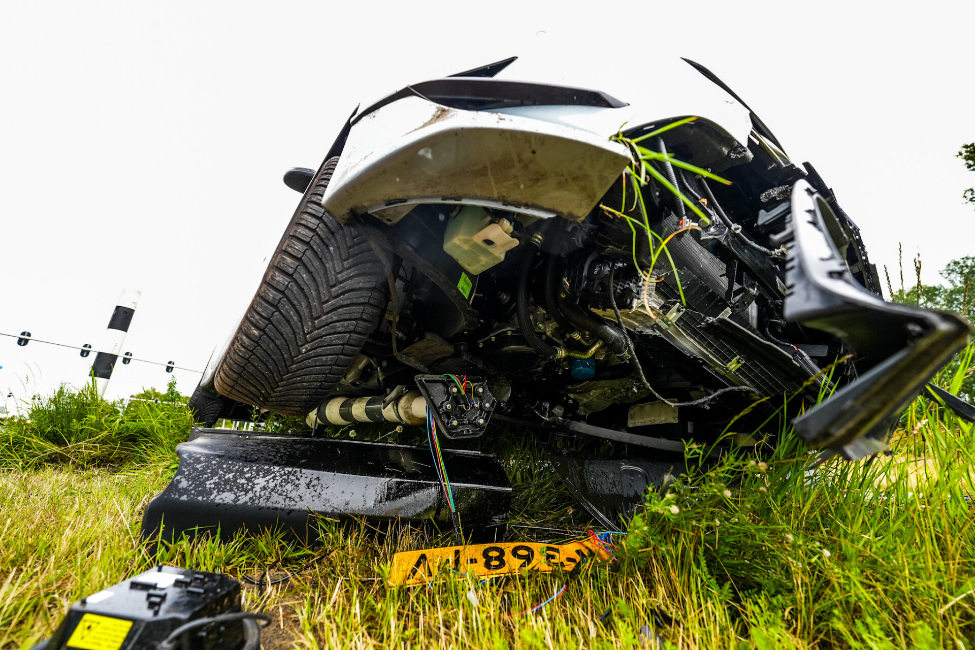 Automobilist vliegt uit de bocht en komt op verkeerslicht terecht