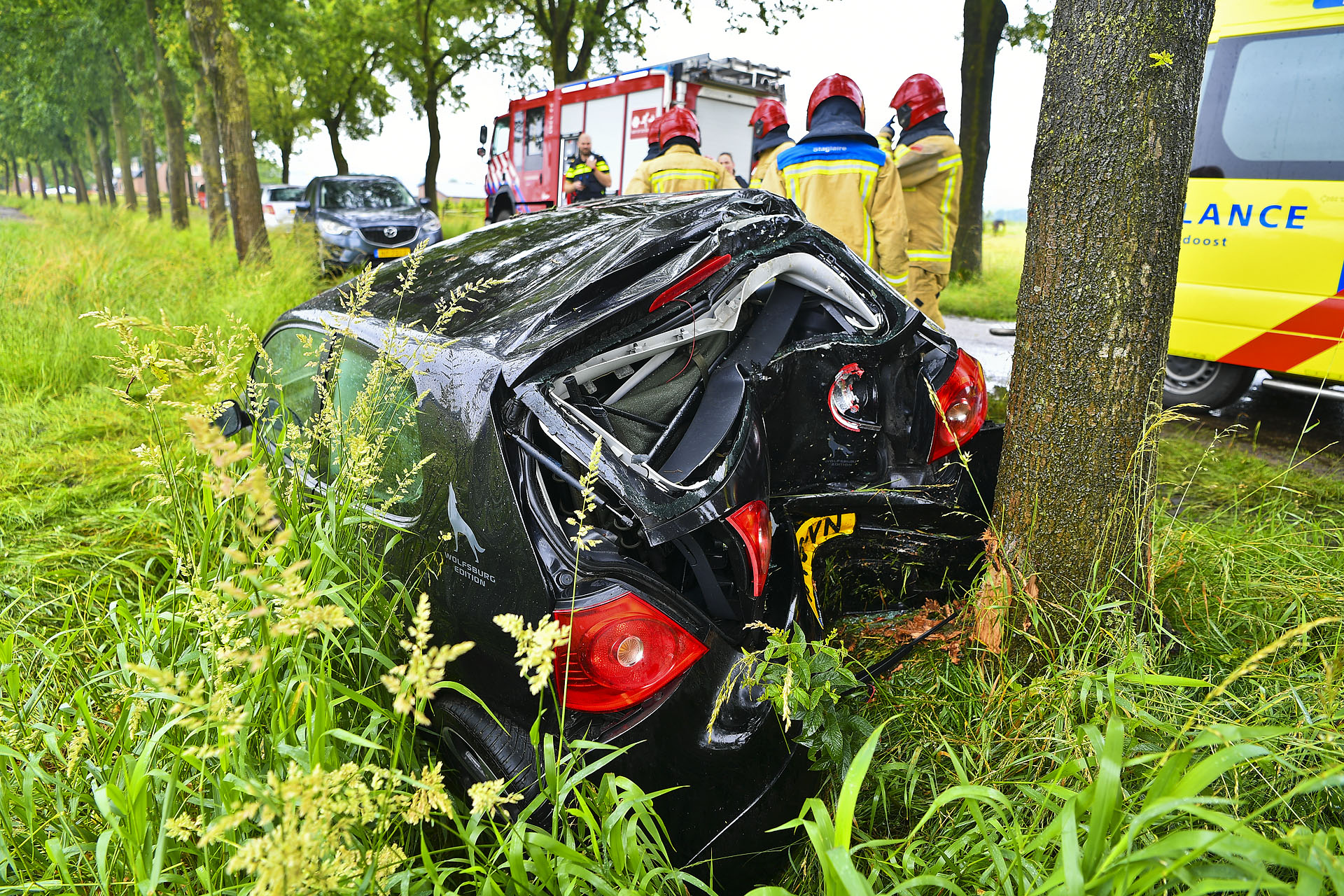 Jongeren botsen met achterkant van auto tegen boom