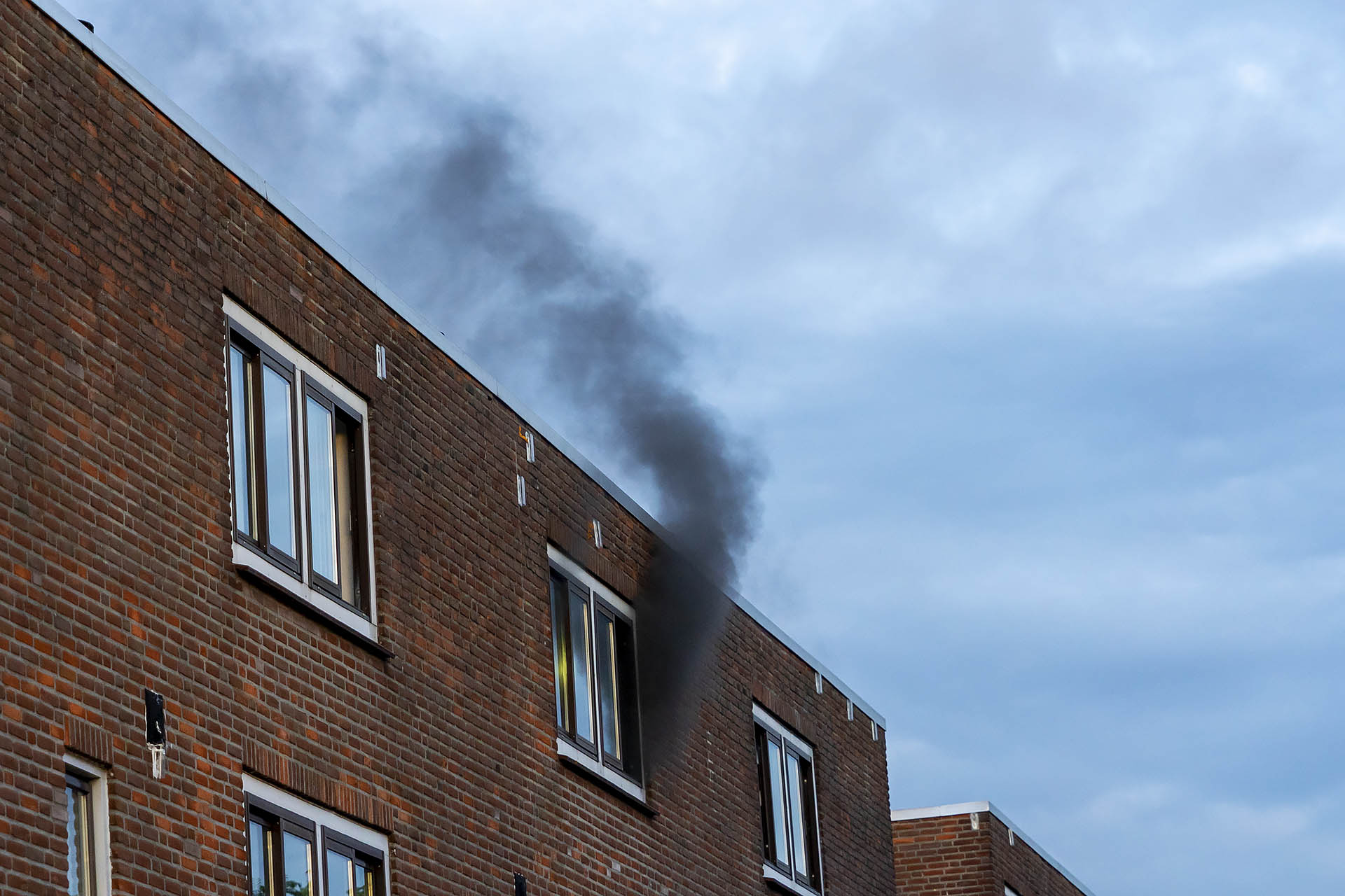 Brand in sloopwoningen snel onder controle