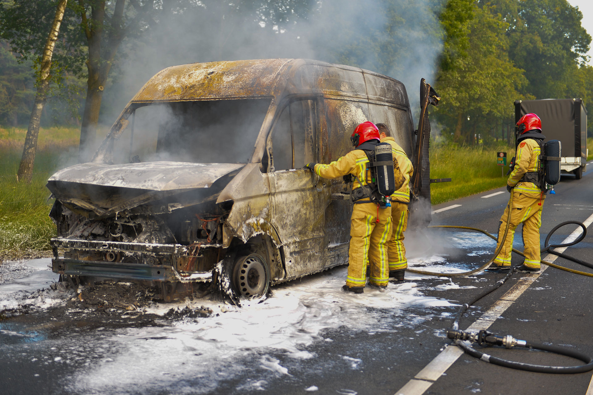 Bestuurder kan niet meer remmen als bestelauto in brand vliegt