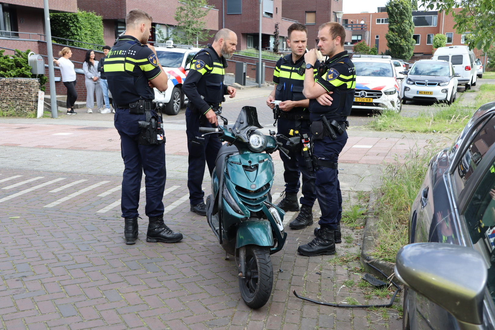 Meisje op scooter gewond na botsing met auto