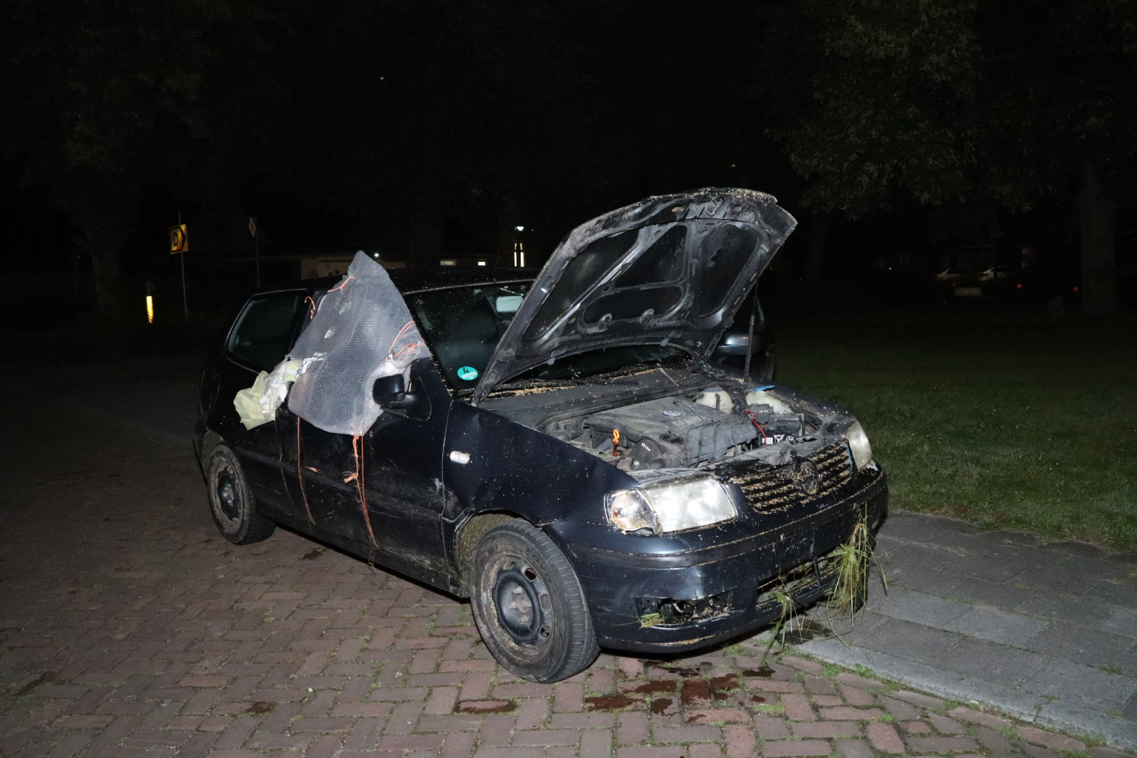 Beschadigde auto achtergelaten: politie laat auto wegtakelen