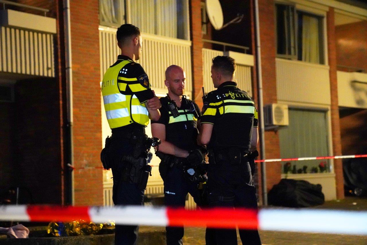 Gewonde man op straat aangetroffen na steekpartij, twee verdachten aangehouden