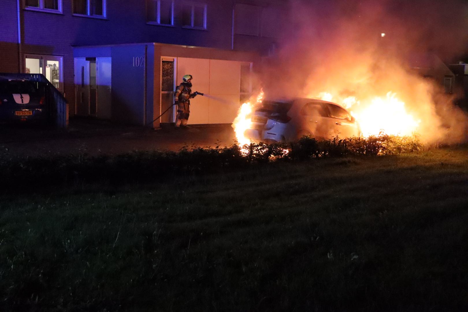 Geparkeerde auto geheel uitgebrand, politie doet onderzoek