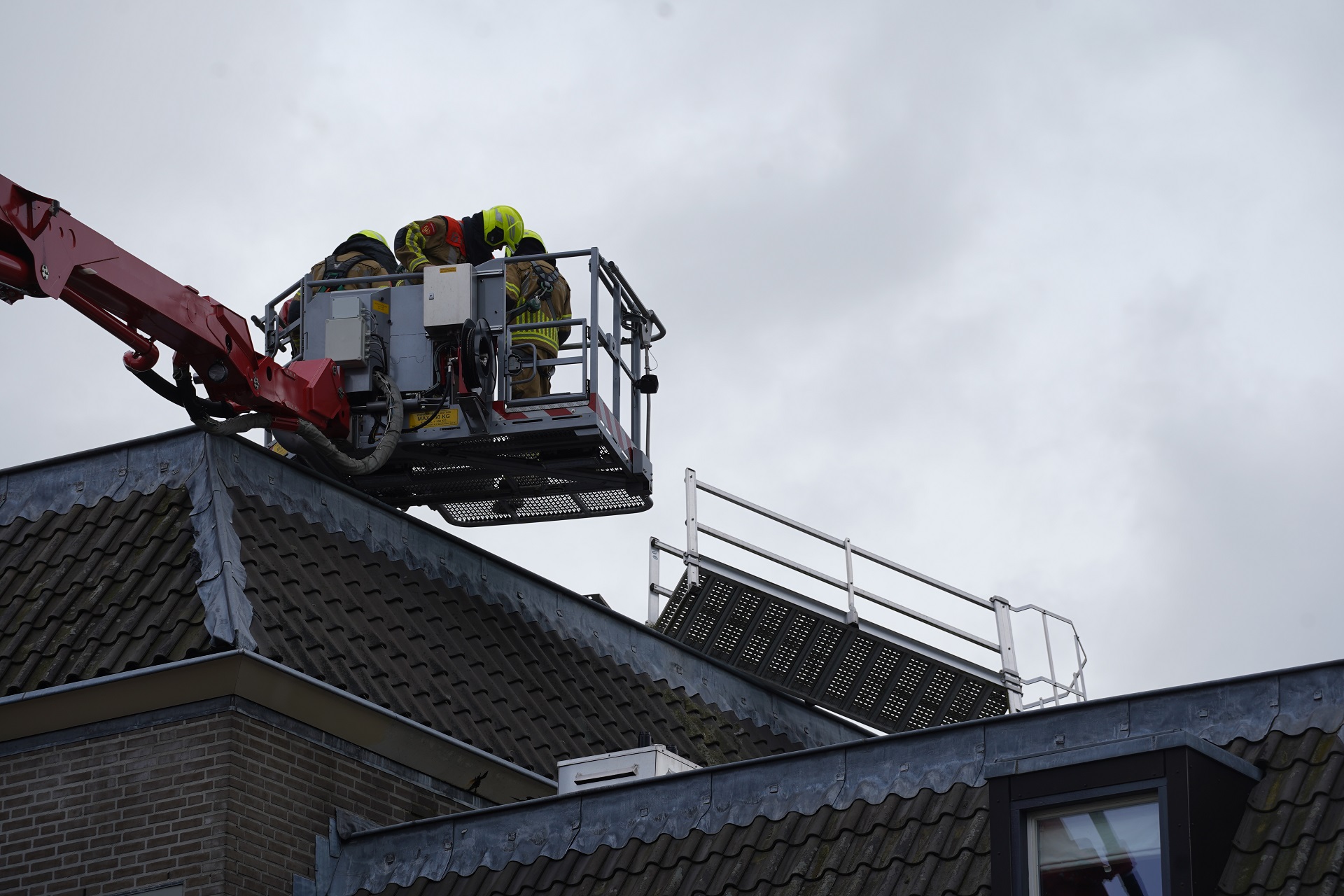 Noodtrap waait los op dak van appartementencomplex