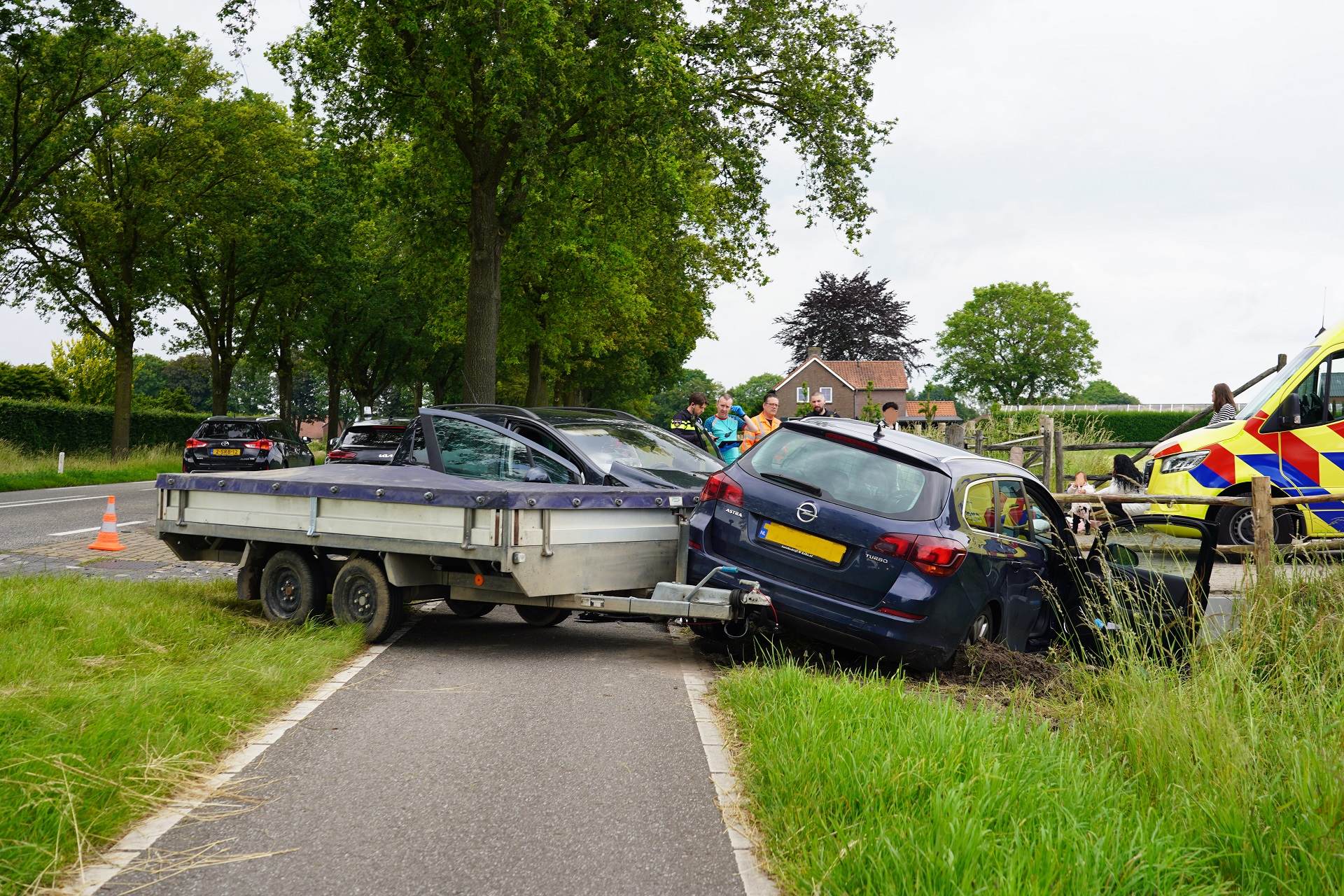 Veel schade na ongeval tussen twee auto’s