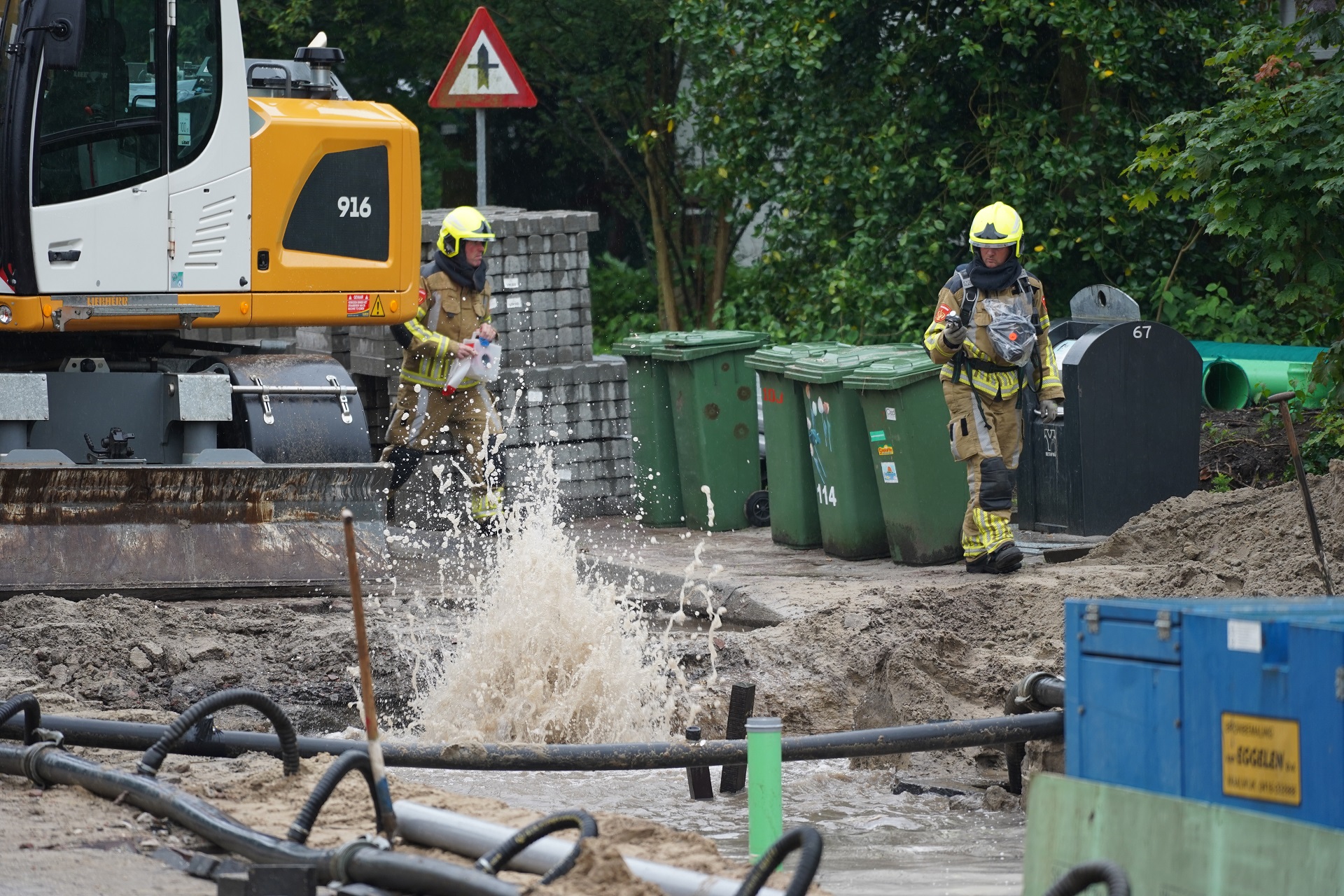 Groot gaslek door graafwerkzaamheden, brandweer zet waterkanonnen in