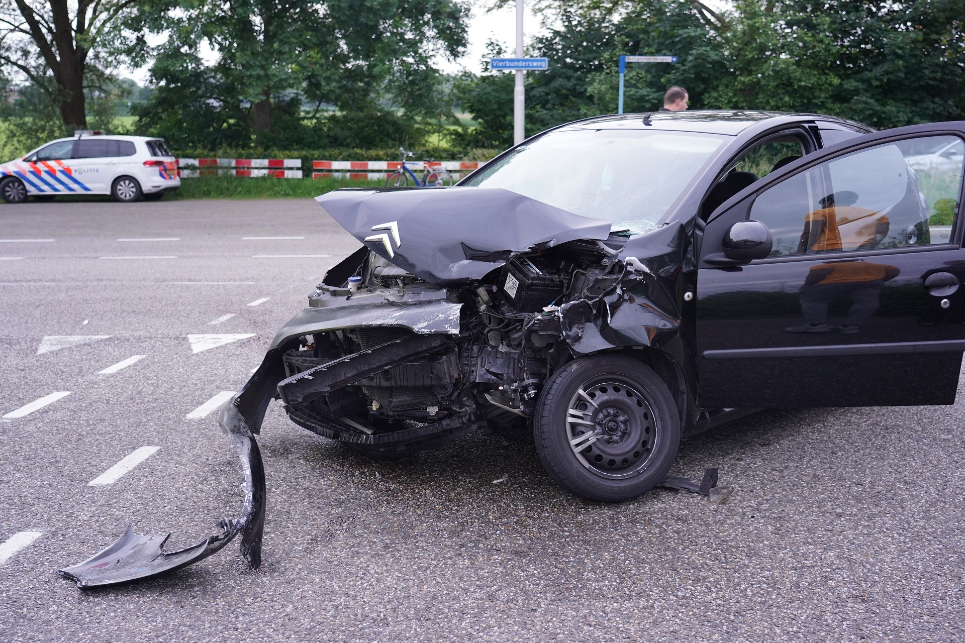 Veel schade na ongeval op beruchte kruising