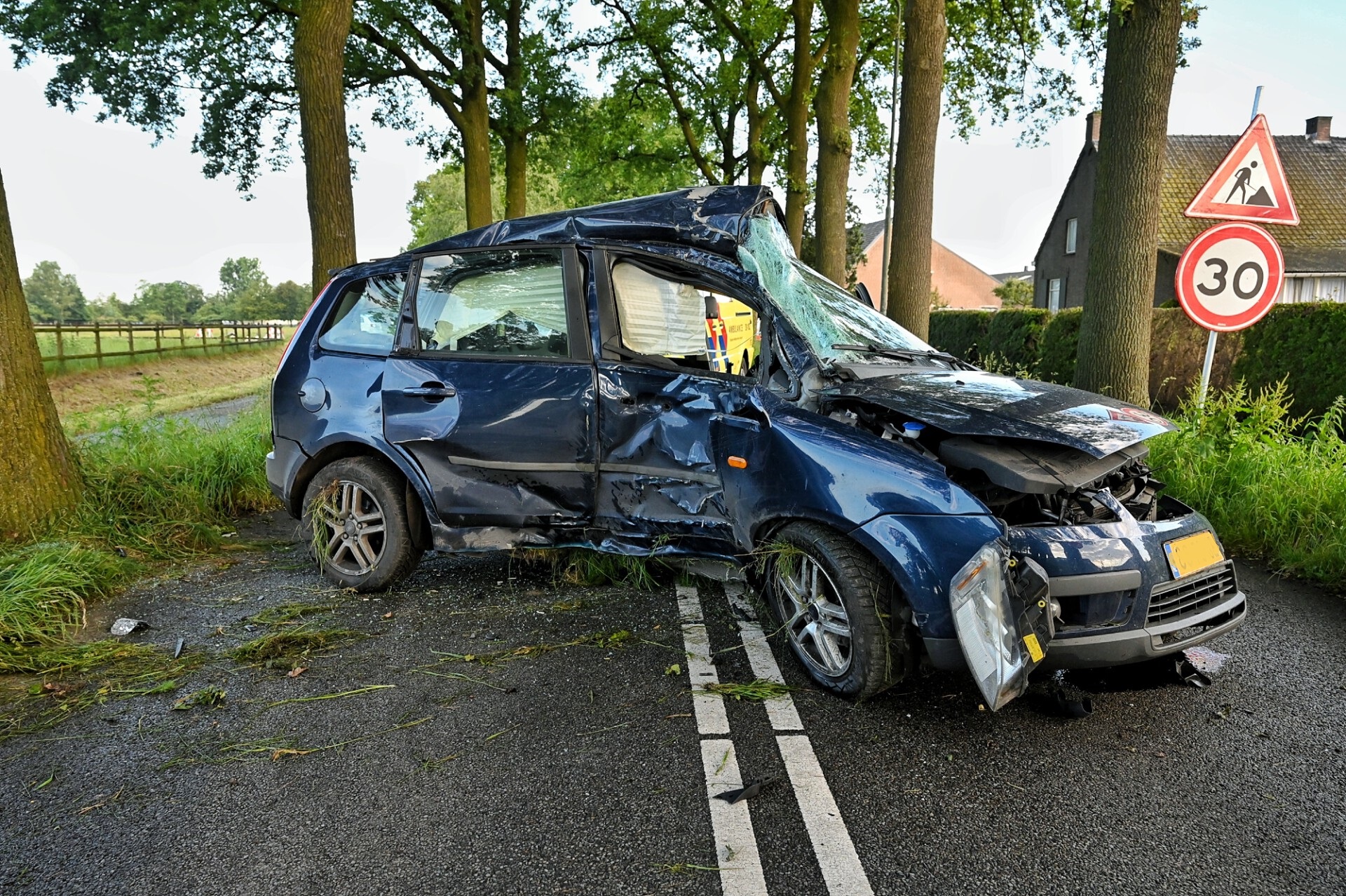 Automobilist knalt op boom; bestuurder heeft engeltje op z’n schouder