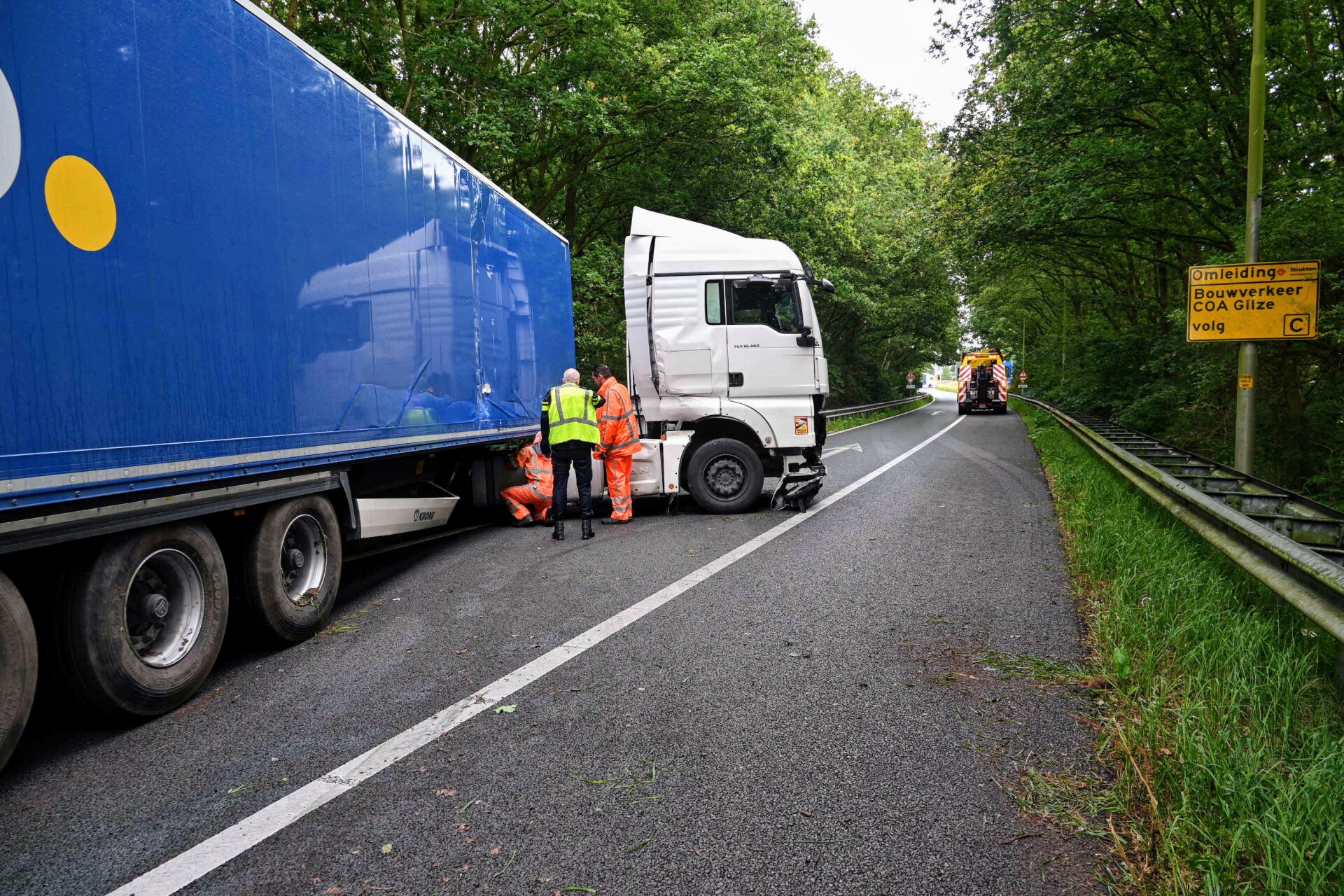 Vrachtwagen geschaard op A58 bij afrit Gilze
