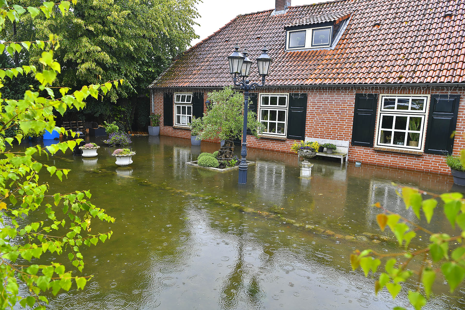 Woningen stromen vol water na hevige wolkbreuk