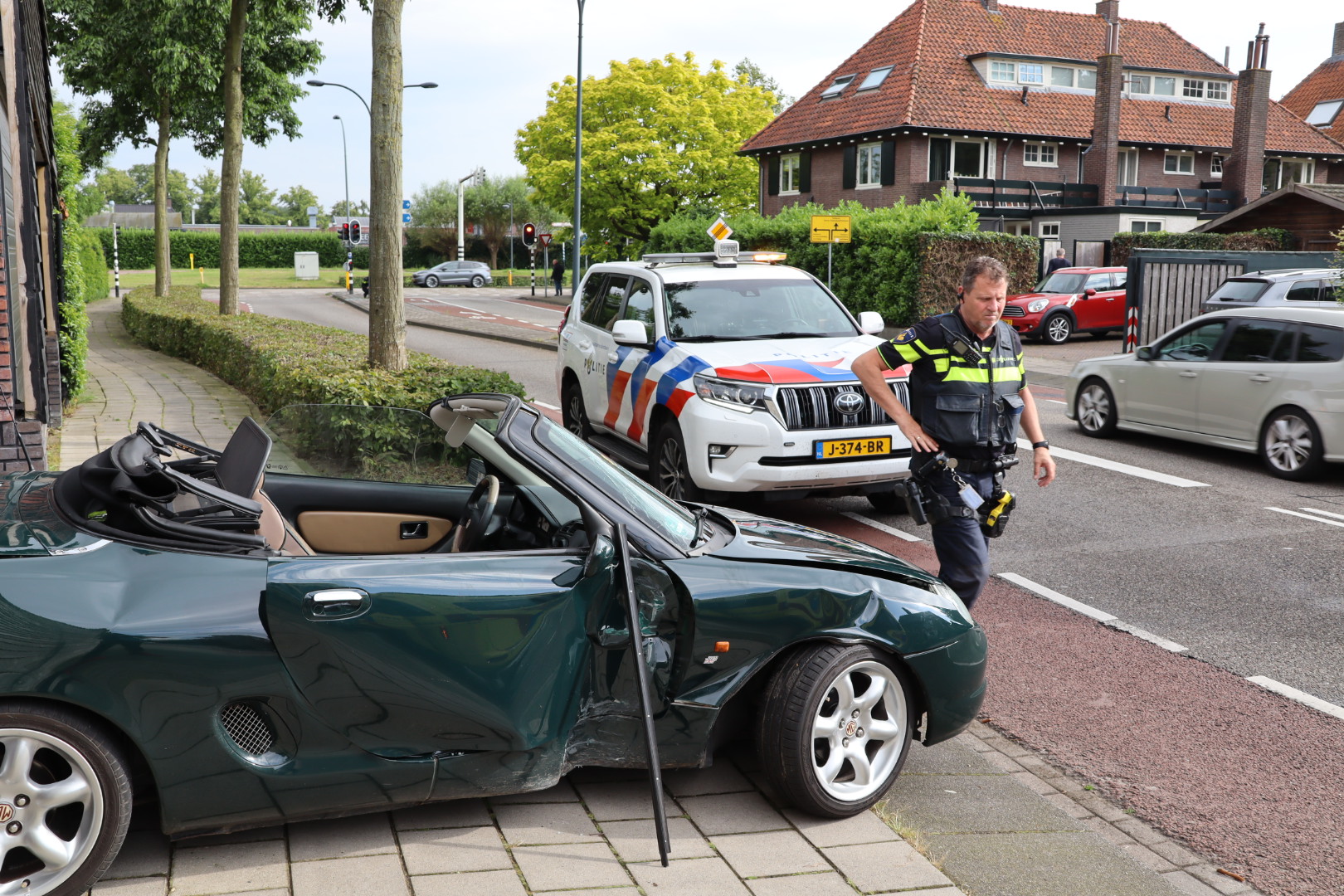 Bestuurder van cabrio gewond na botsing tegen paal