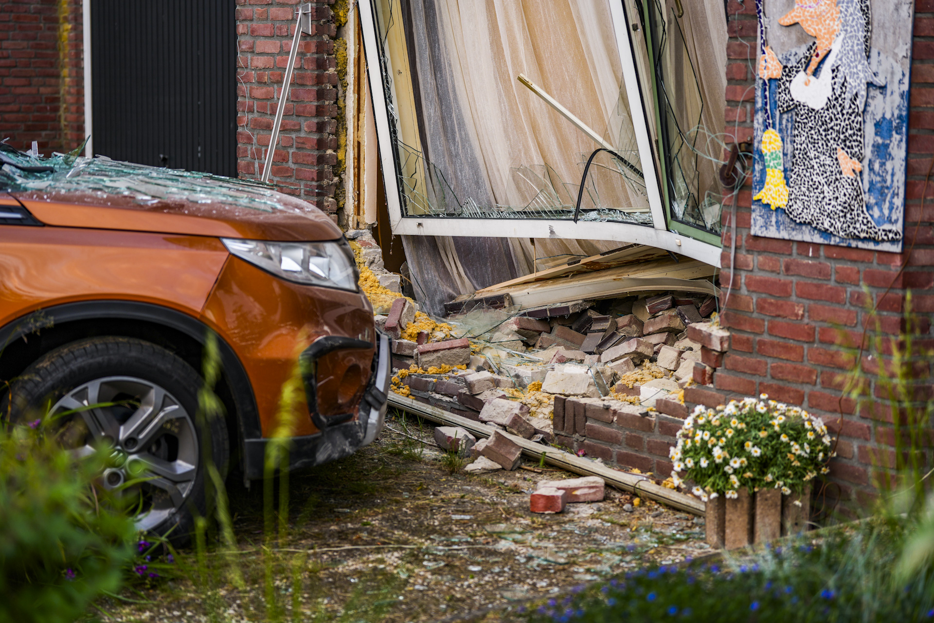 Auto rijdt bewust in op woning, bestuurster mishandeld bewoners en slaat op de vlucht
