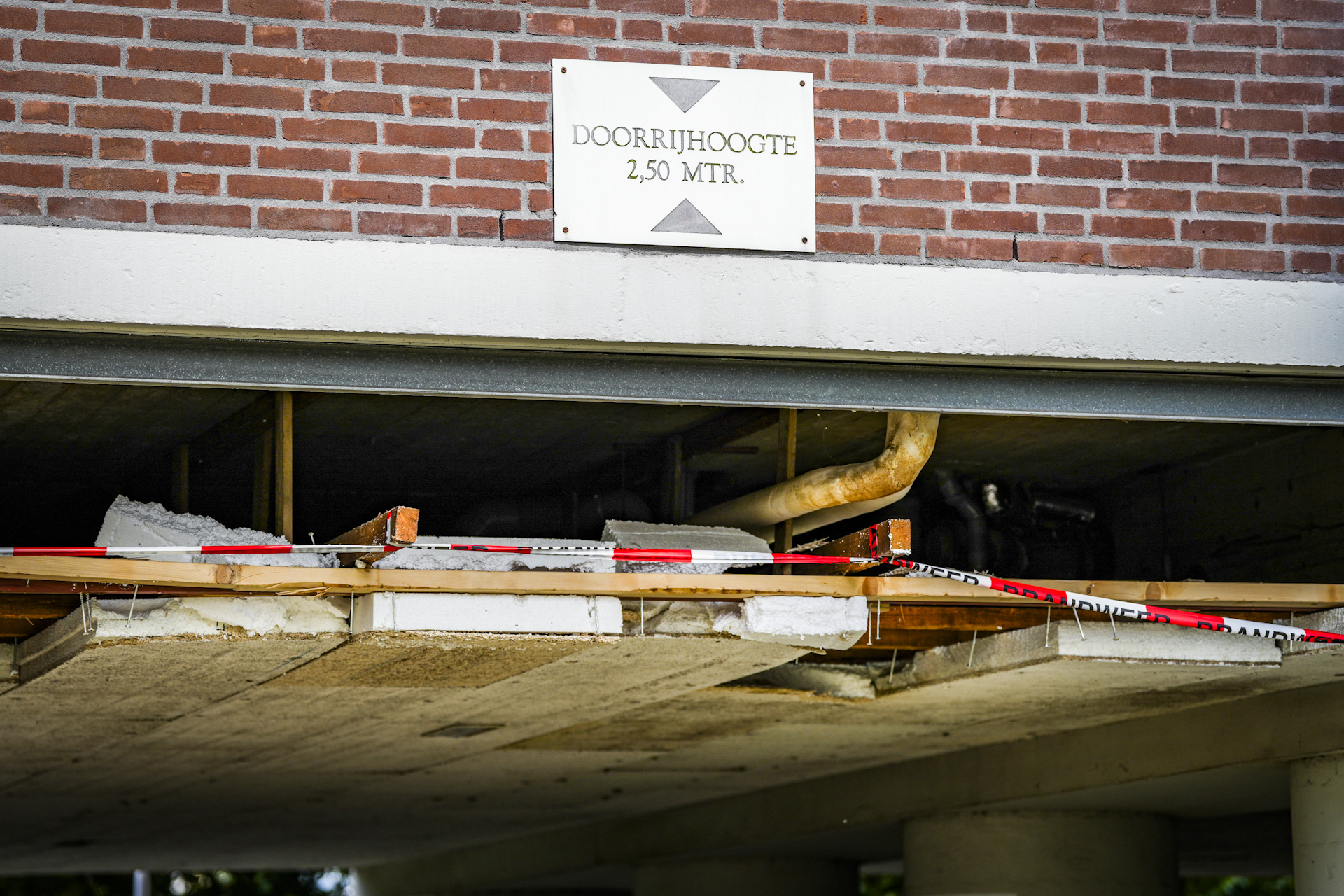 Deel plafond van onderdoorgang flat in Eindhoven ingestort