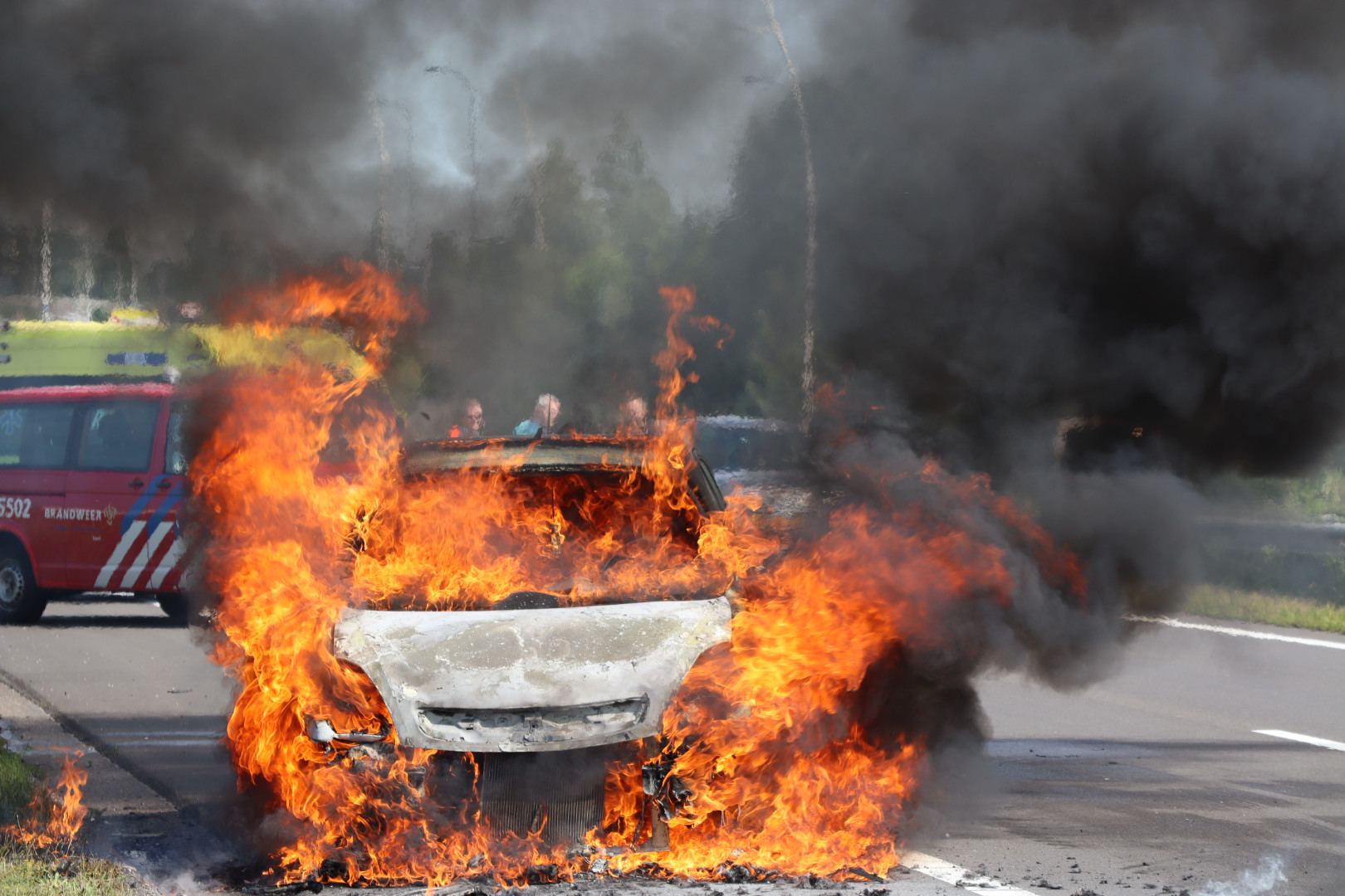 Auto vliegt in brand na kop-staart botsing