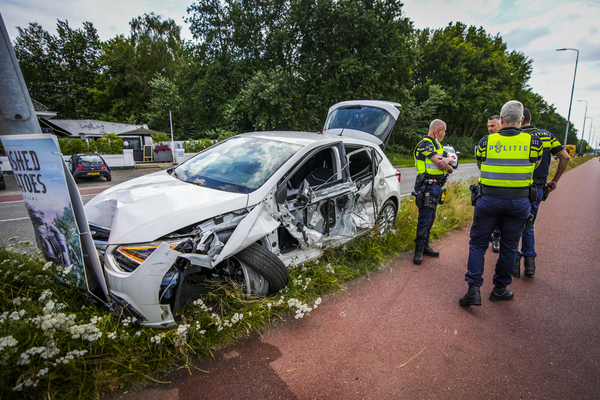 Man (19) crasht na wilde achtervolging vanuit Duitsland