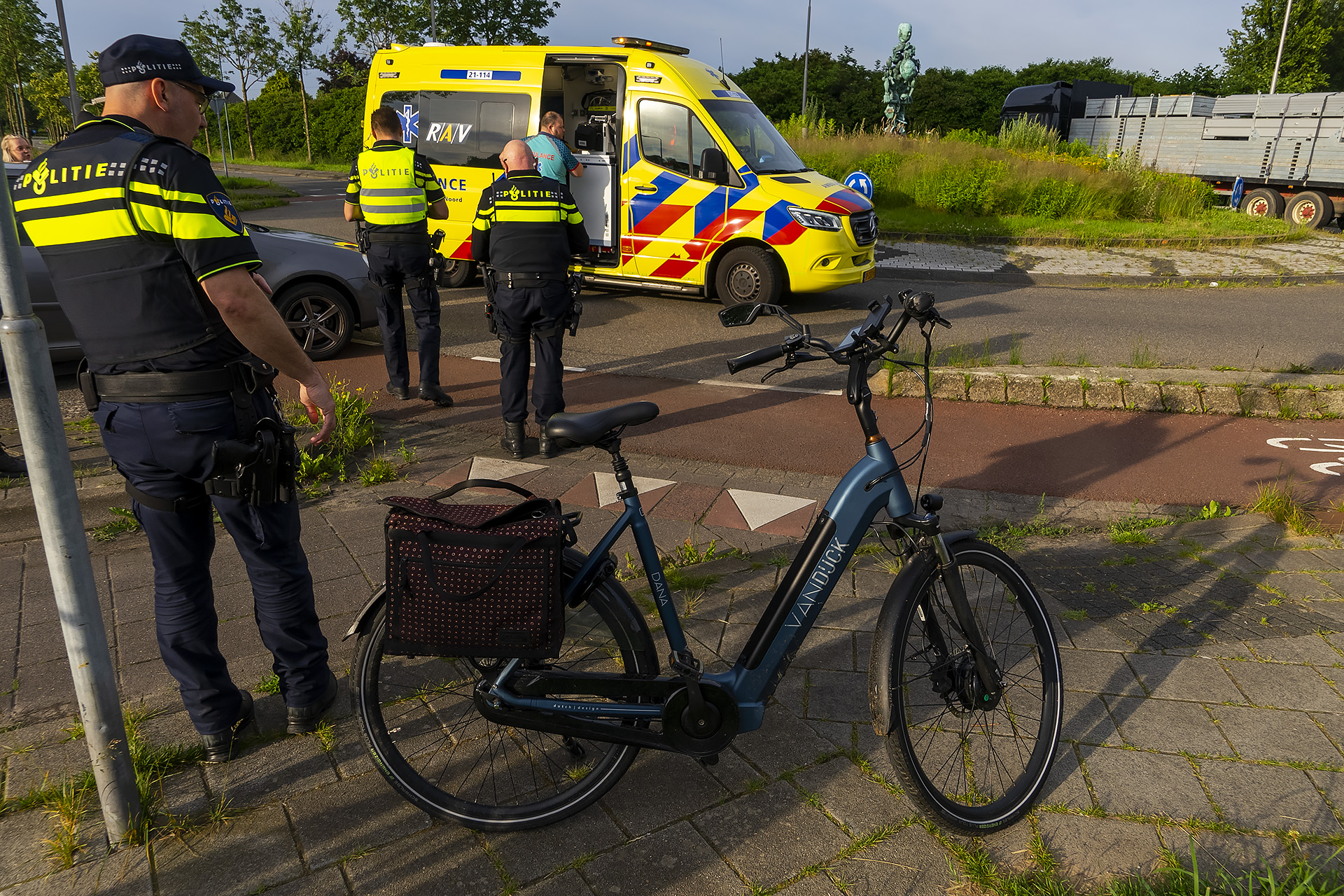 Fietser gewond na aanrijding op rotonde