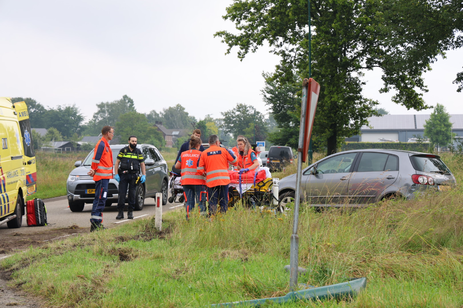 Vrouw gewond na botsing tegen lantaarnpaal, trauma heli geland
