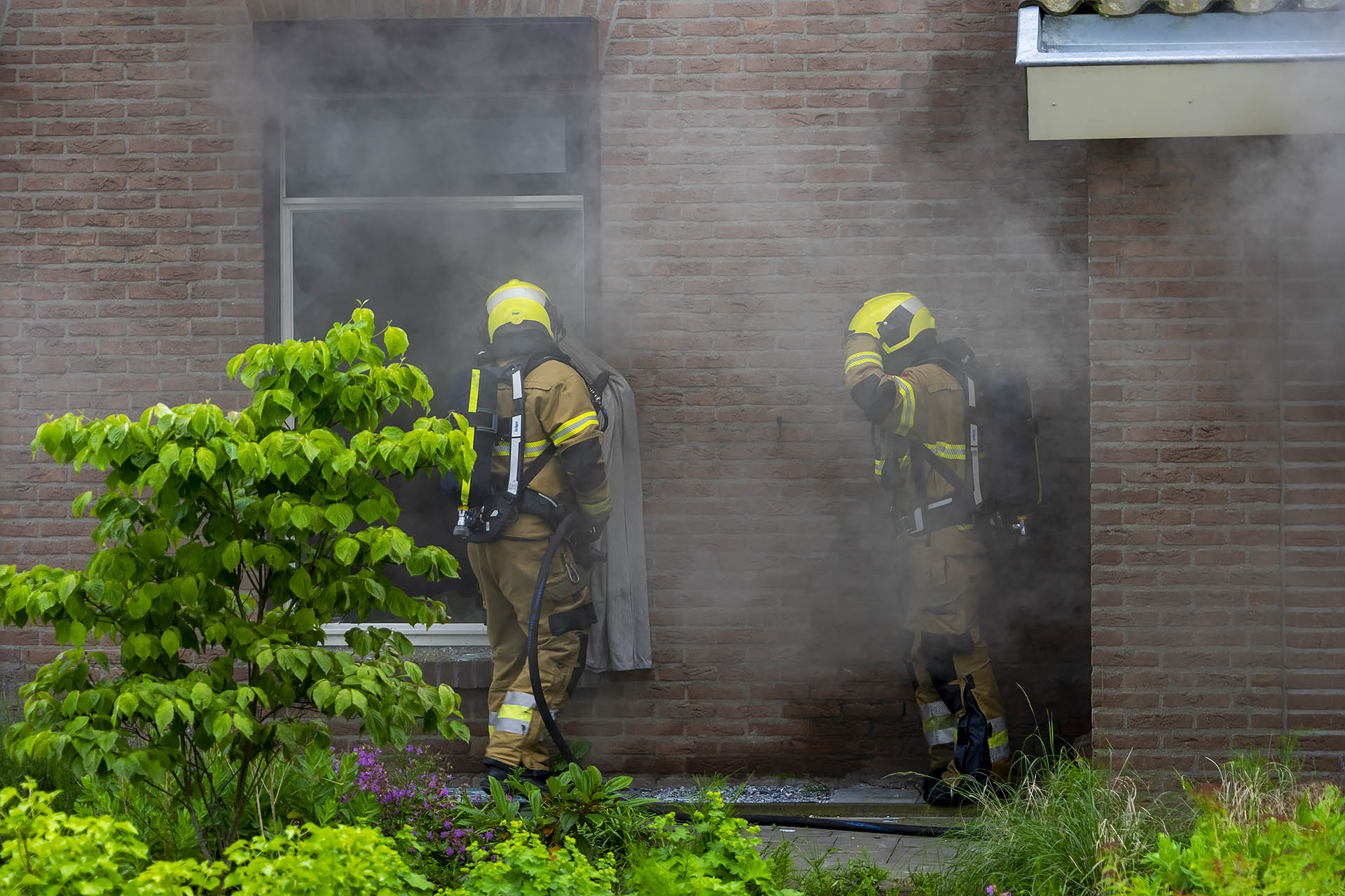 Kat overleden tijdens woningbrand, andere kat en vissen gered