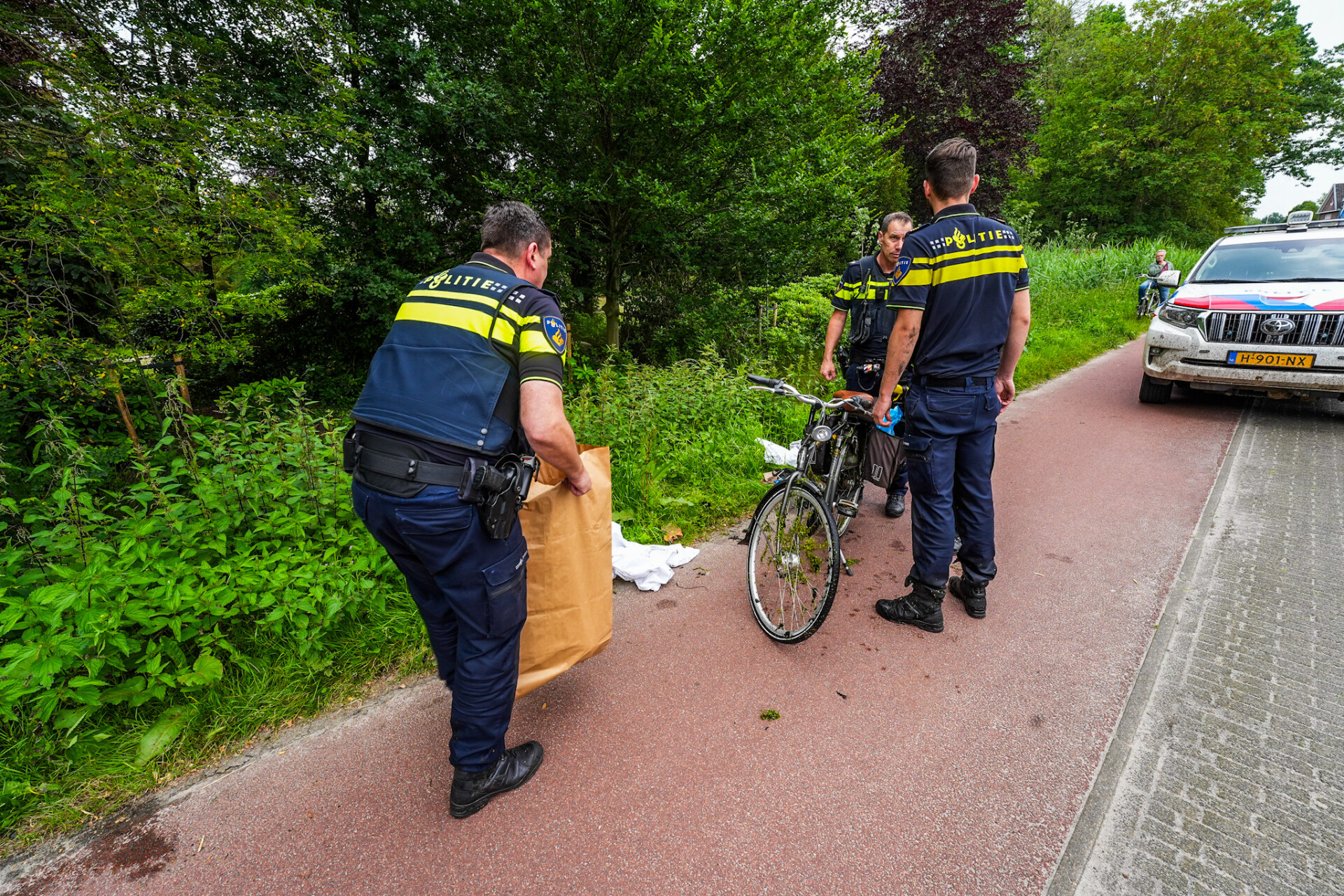 Fietser belandt in water, met spoed naar ziekenhuis vervoerd