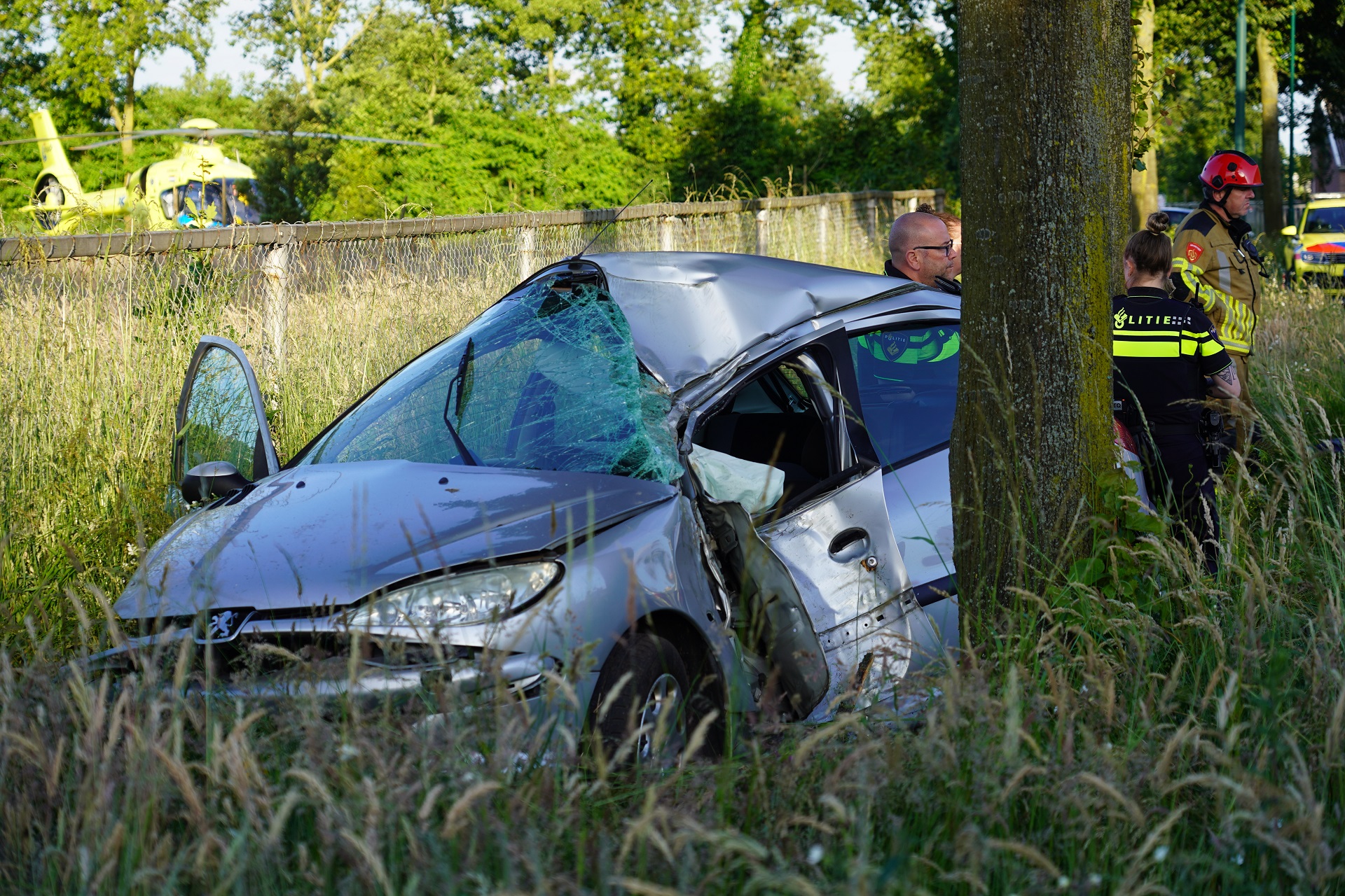 Automobilist ernstig gewond na botsing tegen boom