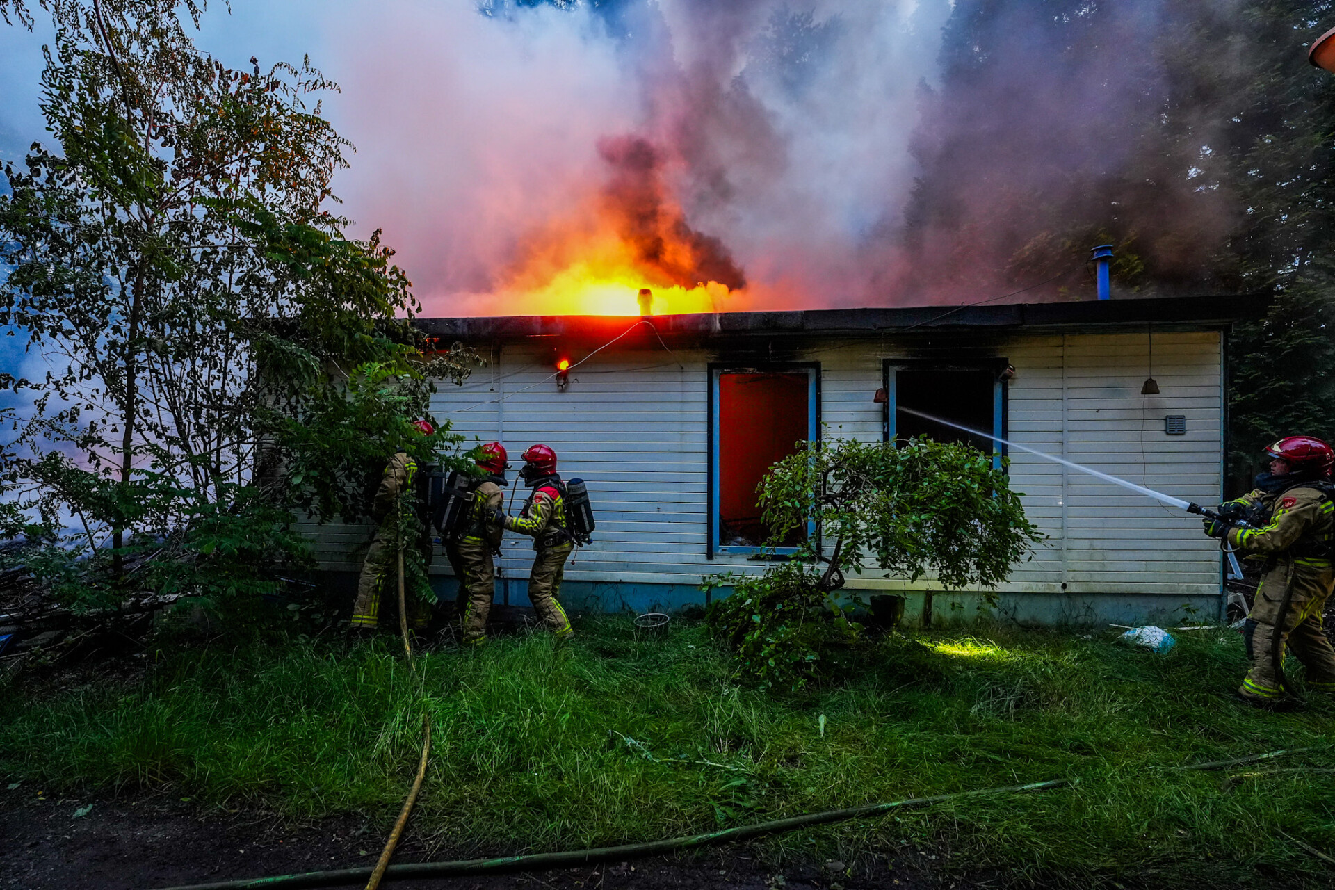 Twee chalets branden af op vakantiepark, politie vermoedt brandstichting