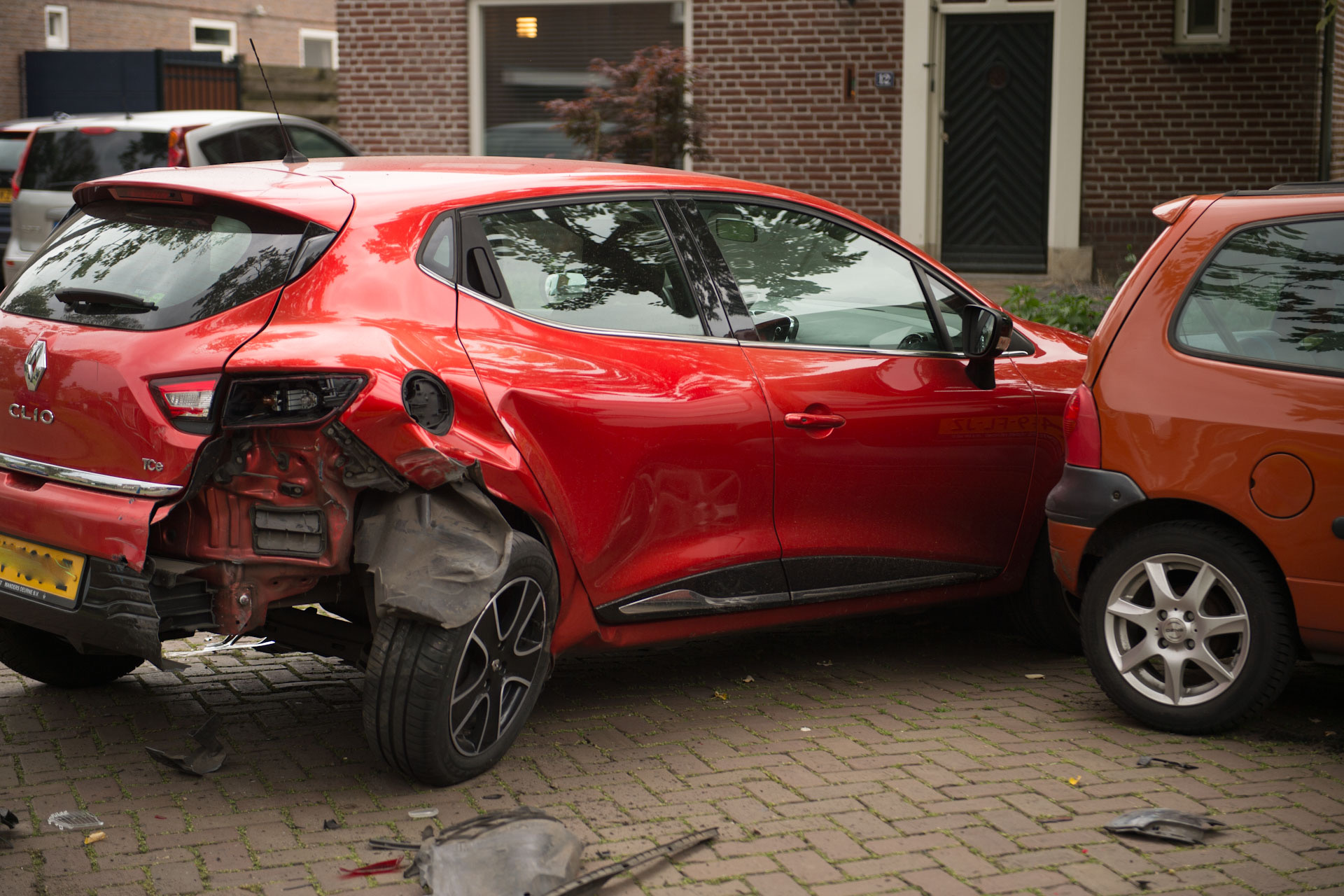 Dronken automobiliste ramt geparkeerde auto