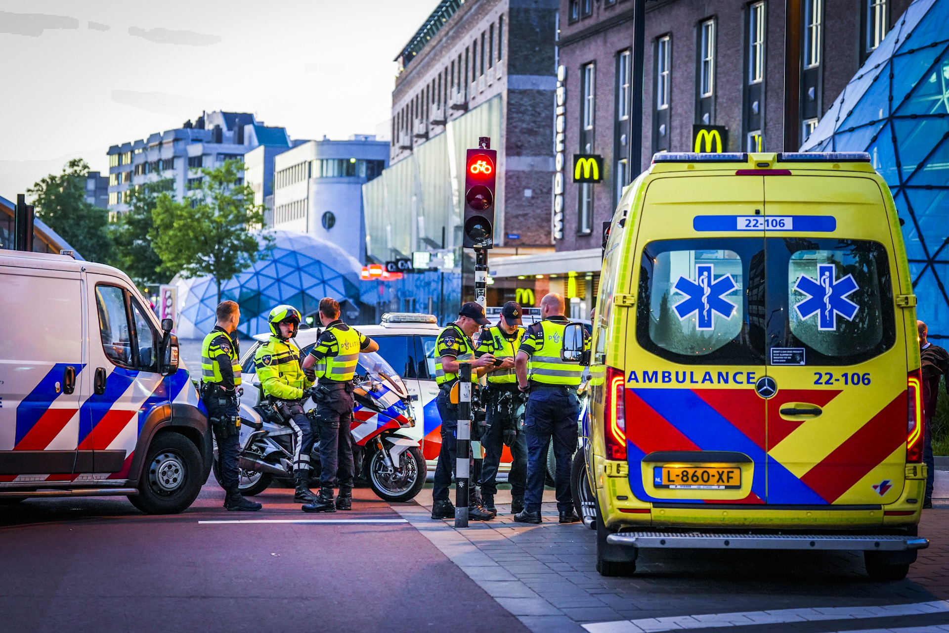 Man in rug gestoken na avondje stappen