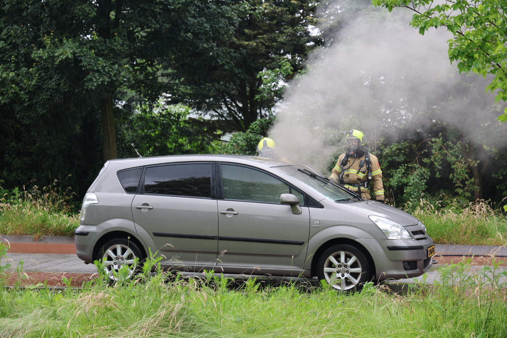 Auto vliegt in brand door technisch mankement