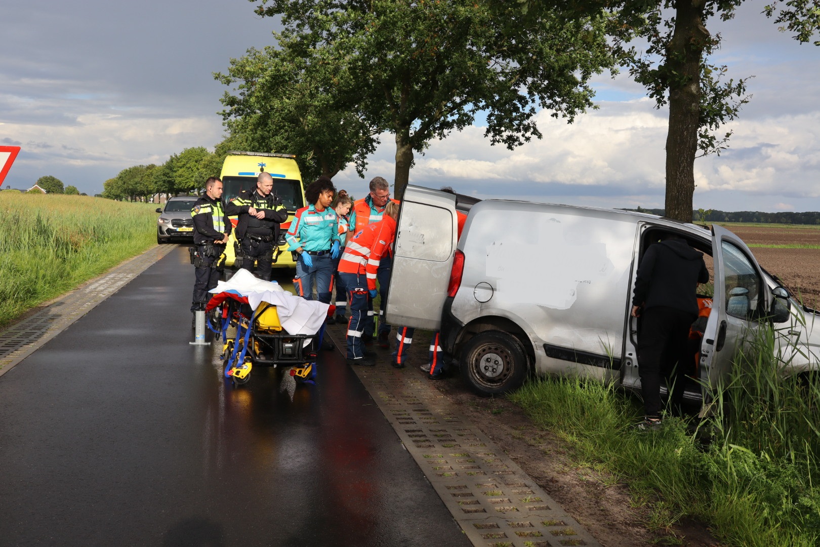Bezorgauto botst tegen boom, bestuurder met spoed naar ziekenhuis