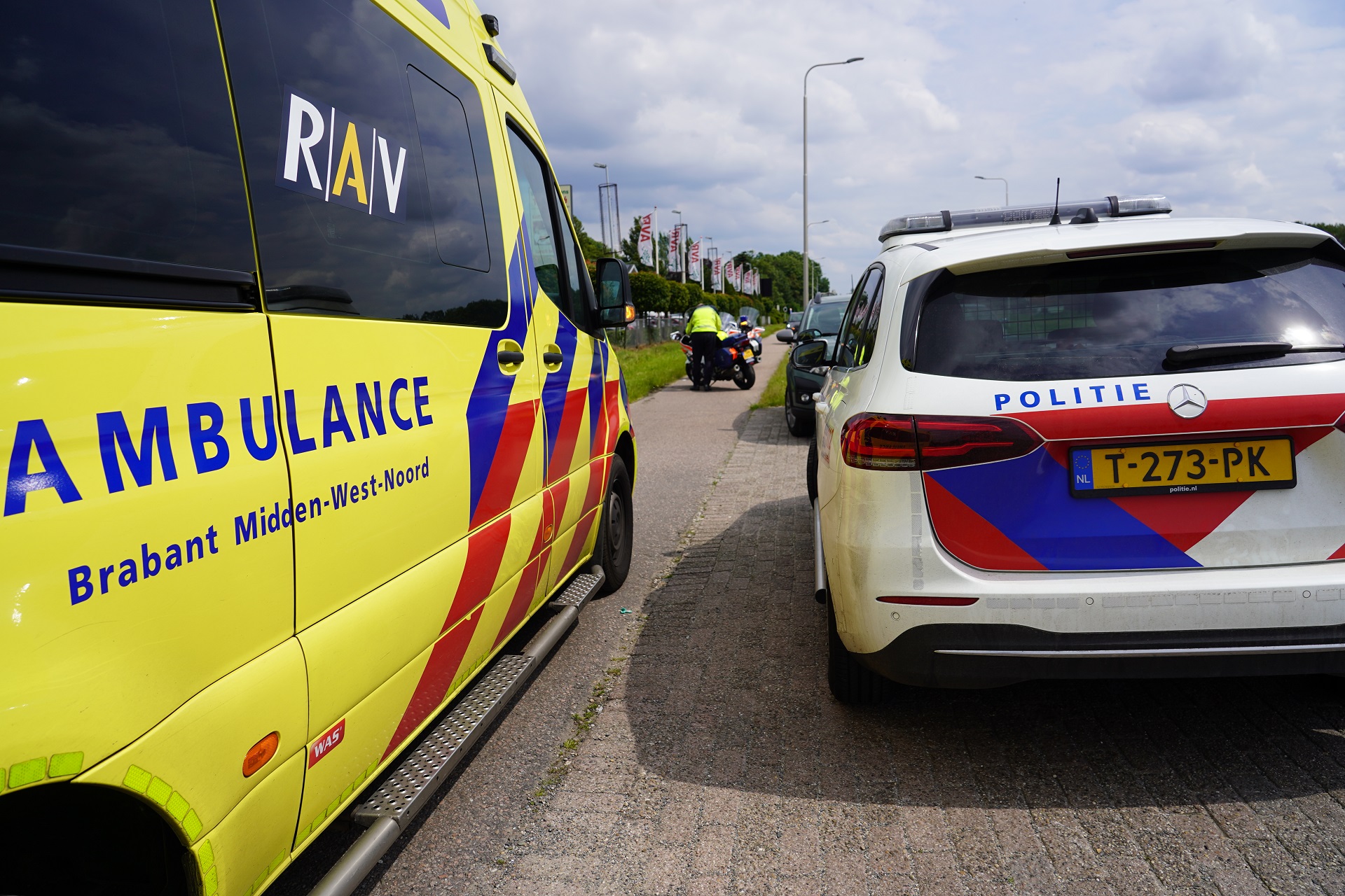 Brommerrijder Klapt Tegen Afslaande Auto En Raakt Gewond - 112Brabant