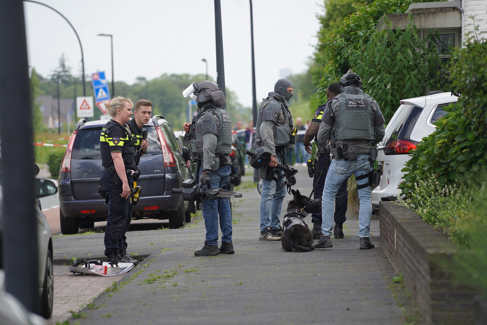 Zwaar bewapend arrestatieteam houdt verwarde man aan in woning