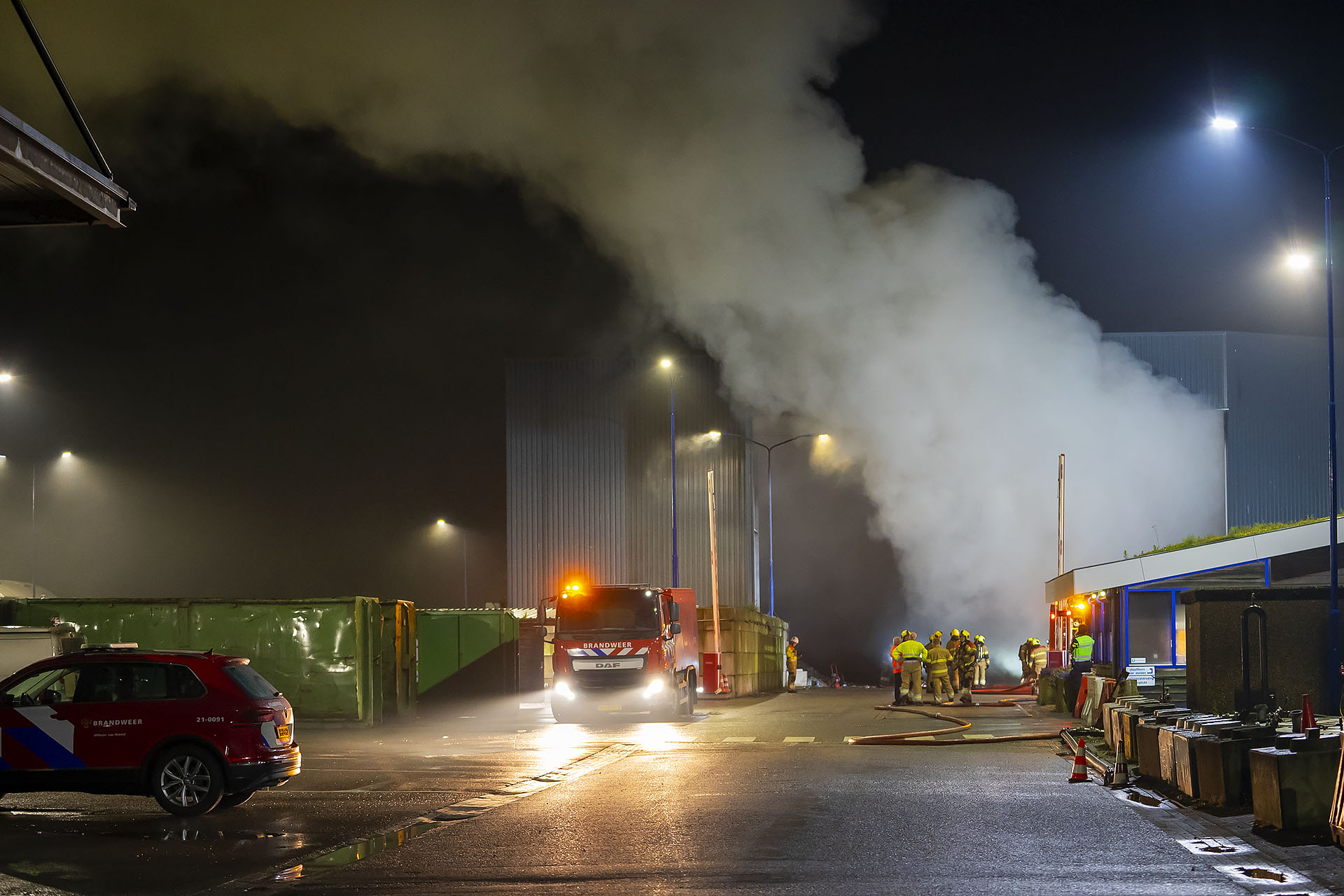 Veel rookontwikkeling door brand  in loods