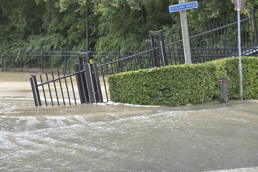 Straat Onder Water Door Gesprongen Waterleiding - 112Brabant