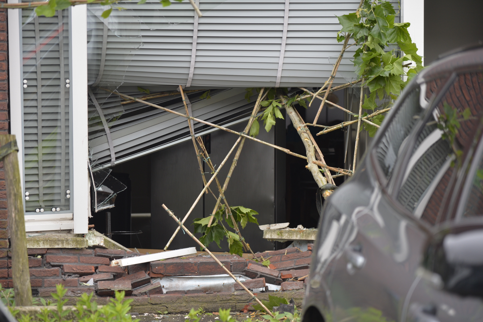 Automobiliste rijdt achteruit haar eigen woning binnen