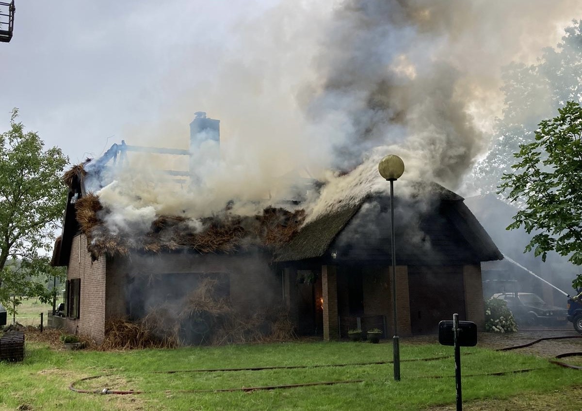 Brand ontstaan in rieten dak van woning: huis volledig in brand
