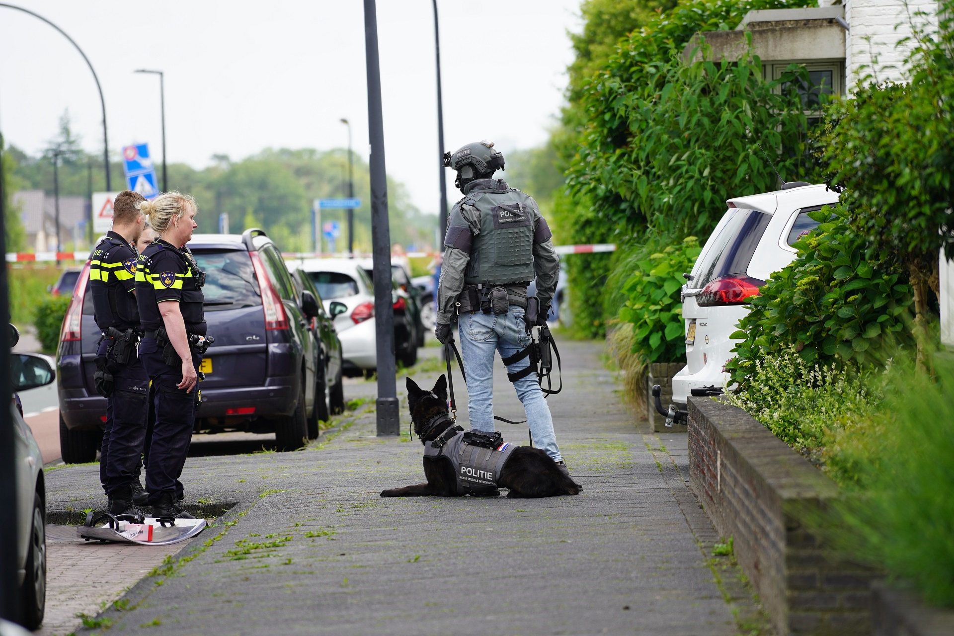 Zwaar Bewapend Arrestatieteam Houdt Verwarde Man Aan In Woning - 112 ...