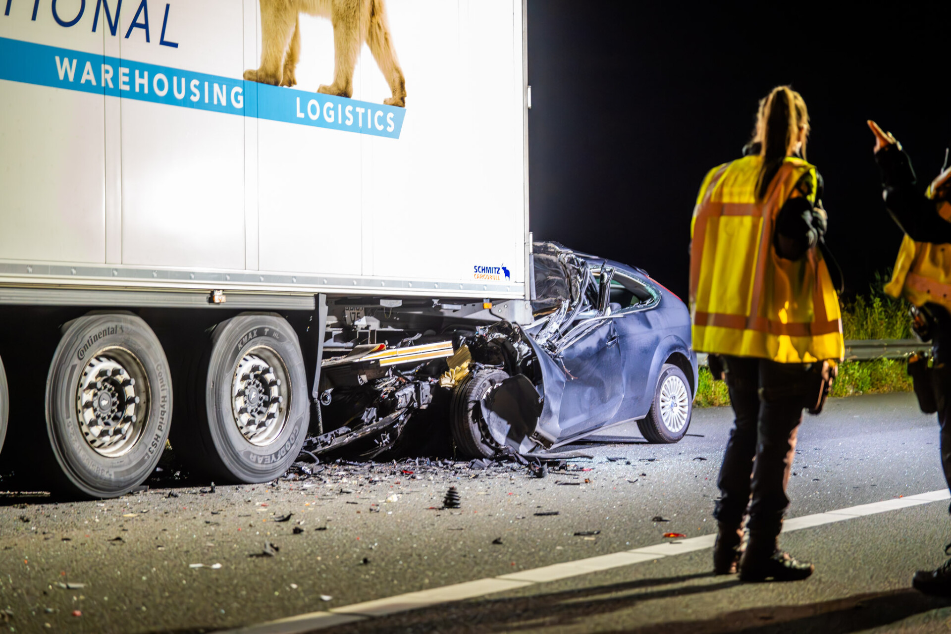 Automobilist overlijdt na botsing tegen geparkeerde vrachtwagen langs snelweg