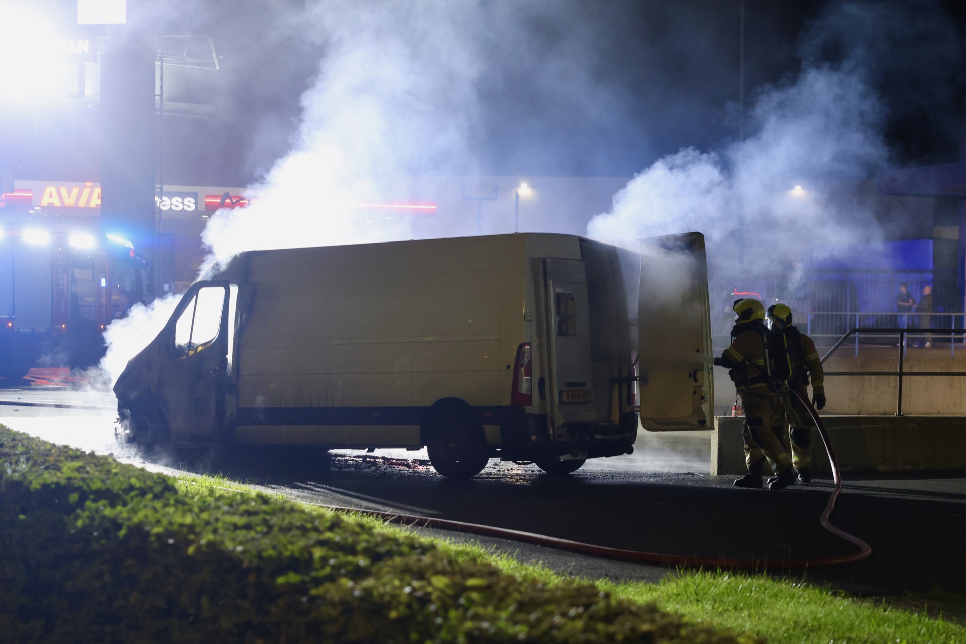 Bestelbus vliegt in brand, mogelijk door technisch mankement