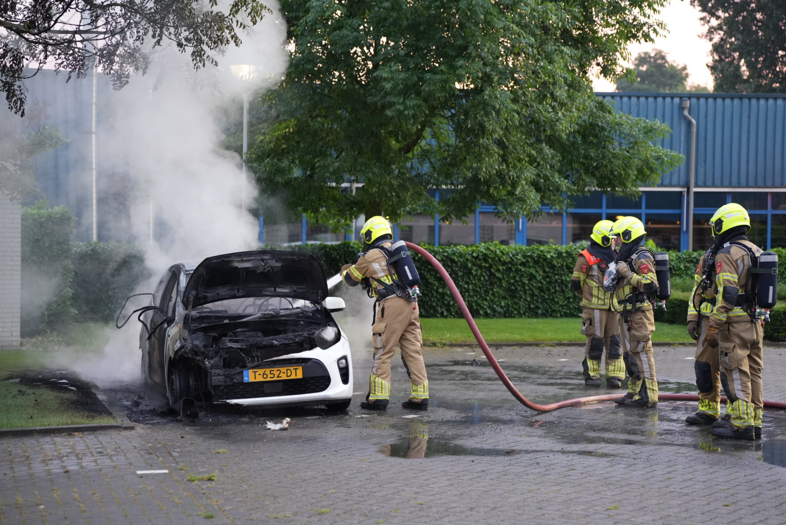 Geparkeerde auto door brand verwoest