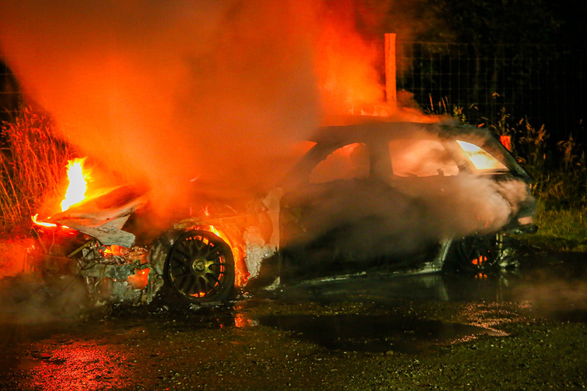 Auto uitgebrand in buitengebied, politie doet onderzoek