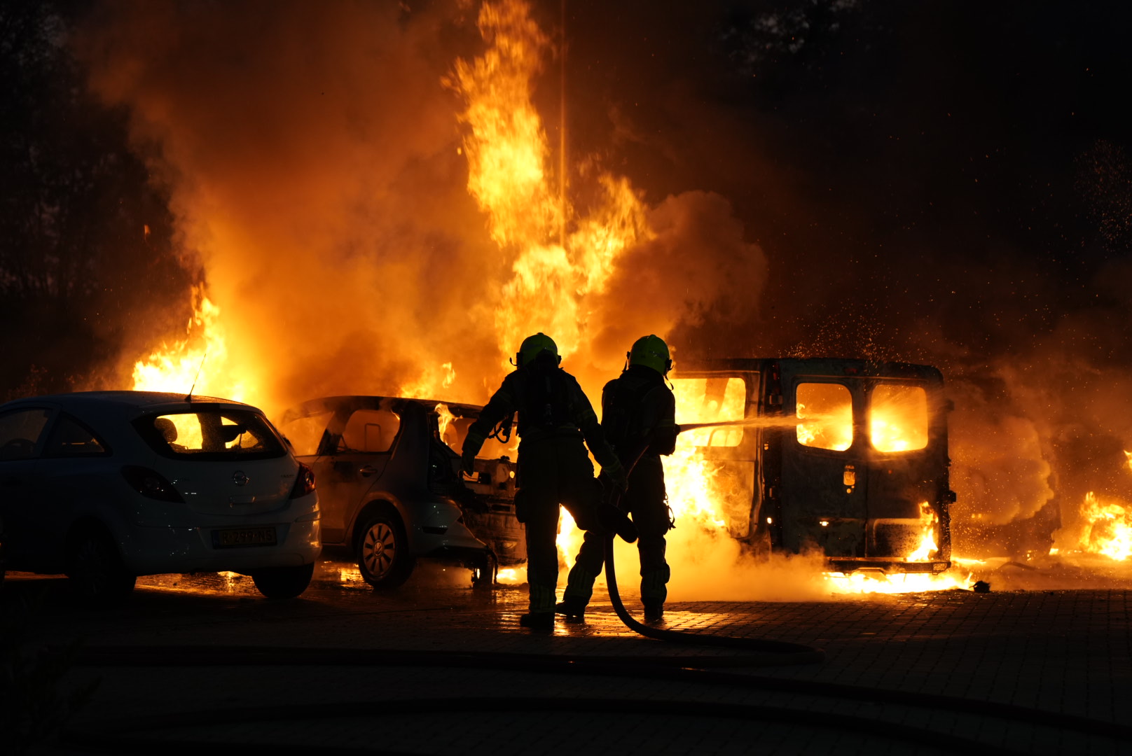 Vijf voertuigen door brand verwoest, mogelijk brandstichting