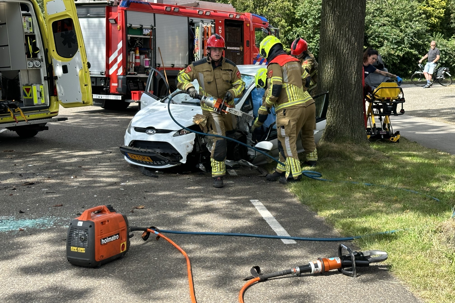 Vrouw uit auto geknipt na botsing tegen boom