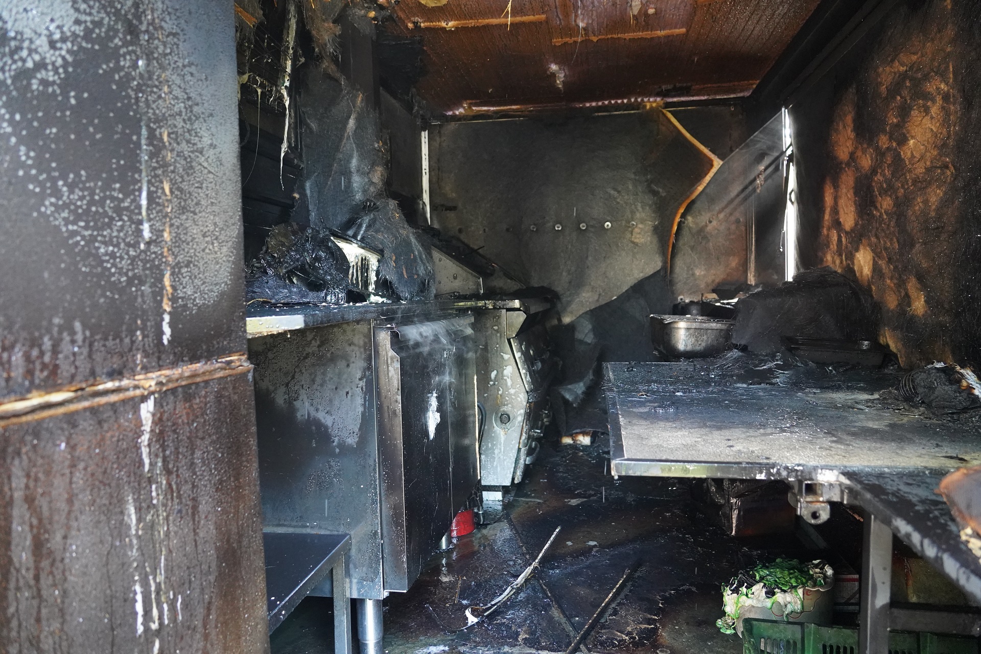 Frietwagen vliegt in brand tijdens verjaardag