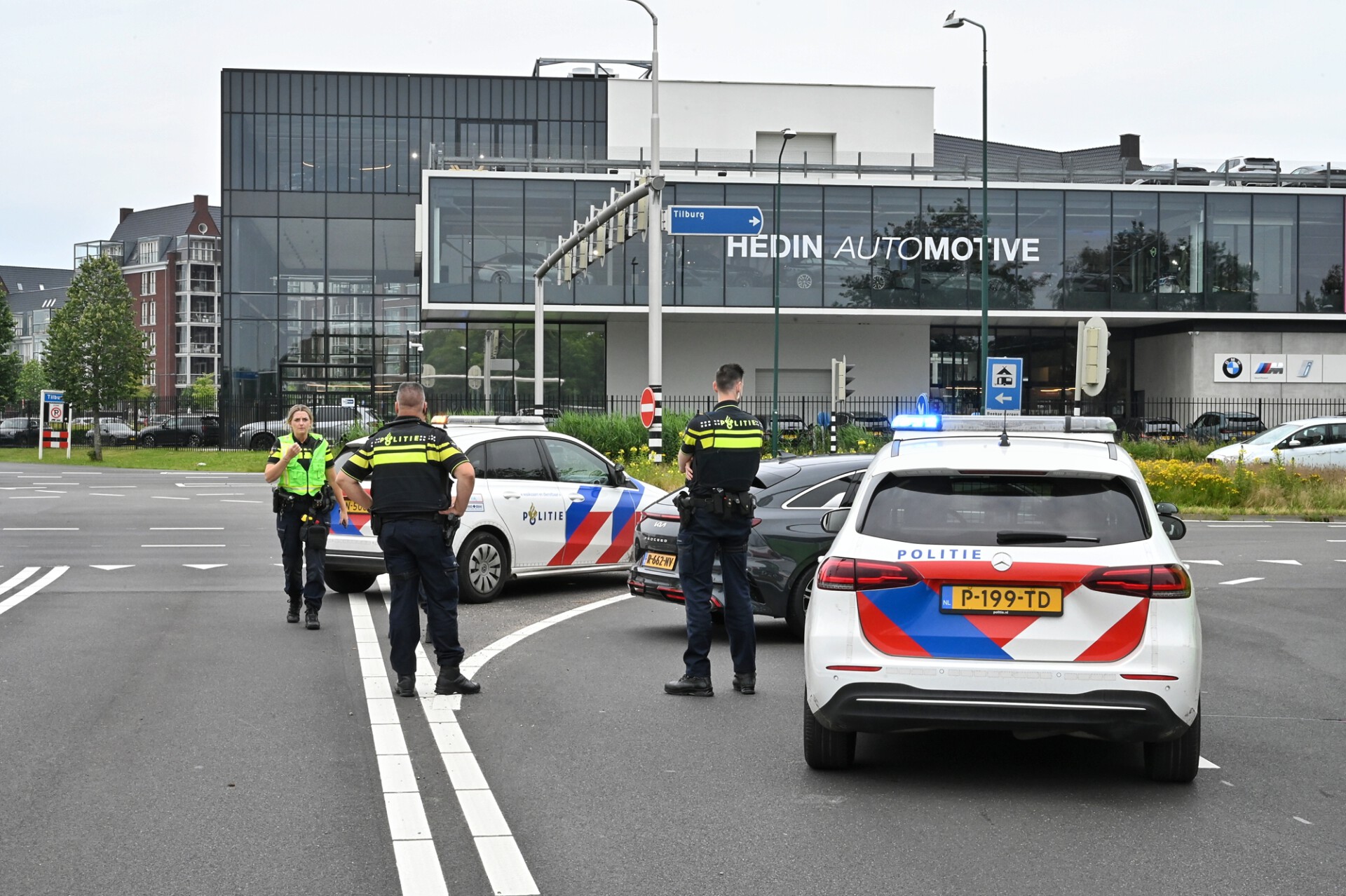 Psychiatrisch patiënte laat zich uit politieauto vallen, politieauto rijdt over haar been