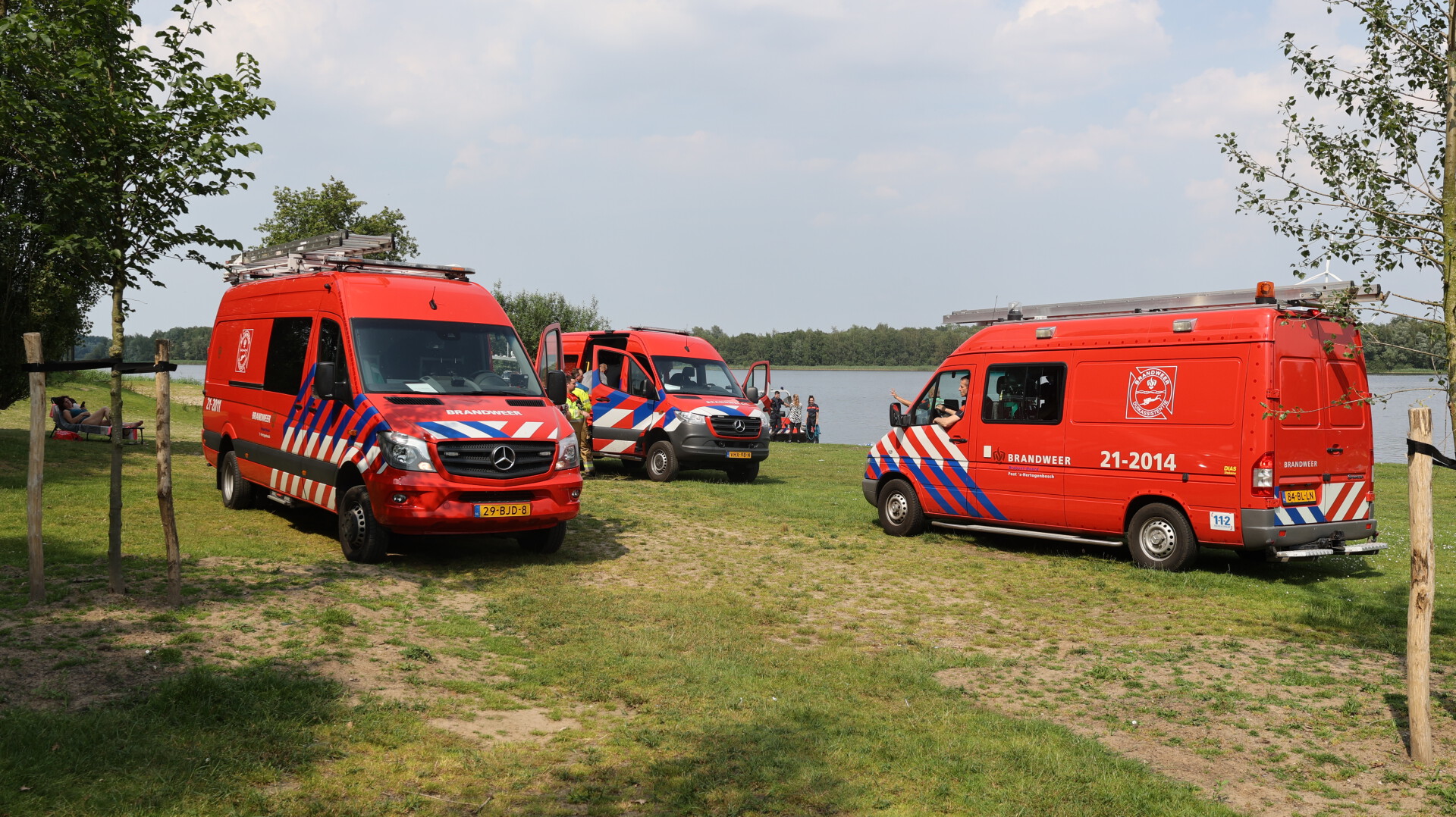 Hulpdiensten zoeken massaal naar ‘vermiste vrouw’ bij zwemplas, maar ze blijkt gewoon in de zon te liggen